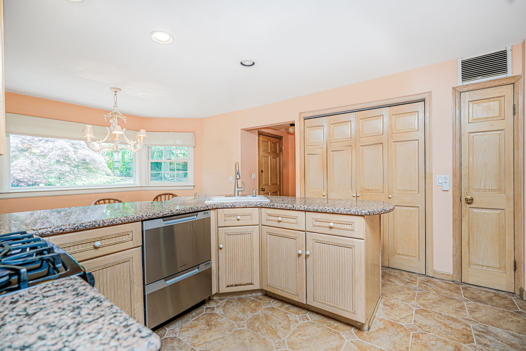 Staten Island, New York, 10301, United States, 4 Bedrooms Bedrooms, ,3 BathroomsBathrooms,Residential,For Sale,1838592