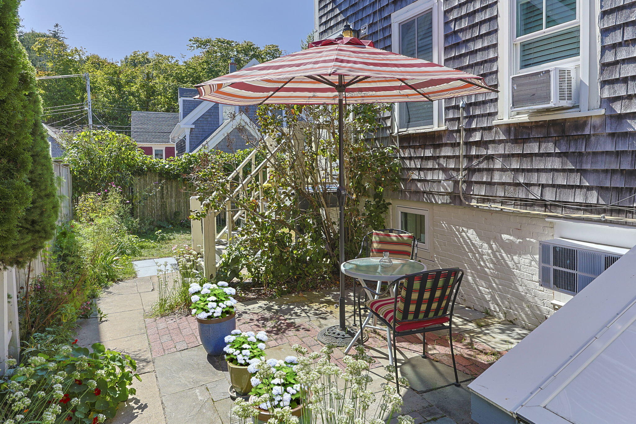  A Stylish In-Town Escape with Patio and Parking - 物件實景