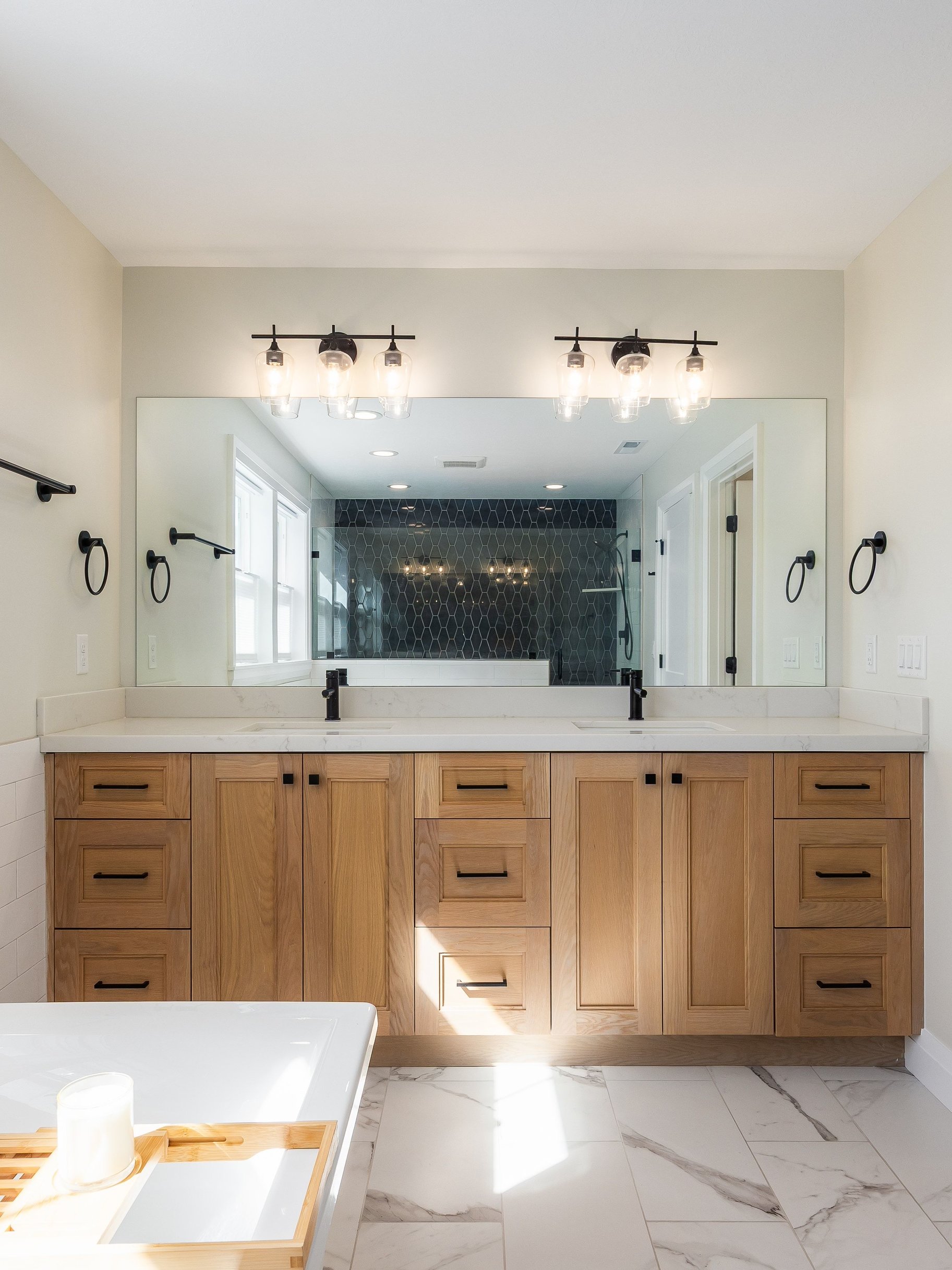  Impeccably Maintained Home with Mountain Views & Four-Car Garage - 物件實景