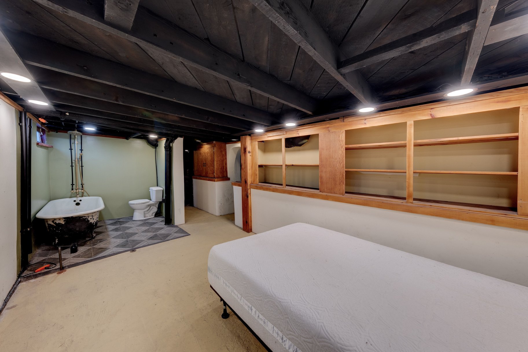  Charming Vintage Home Rich with Character and History - 物件實景