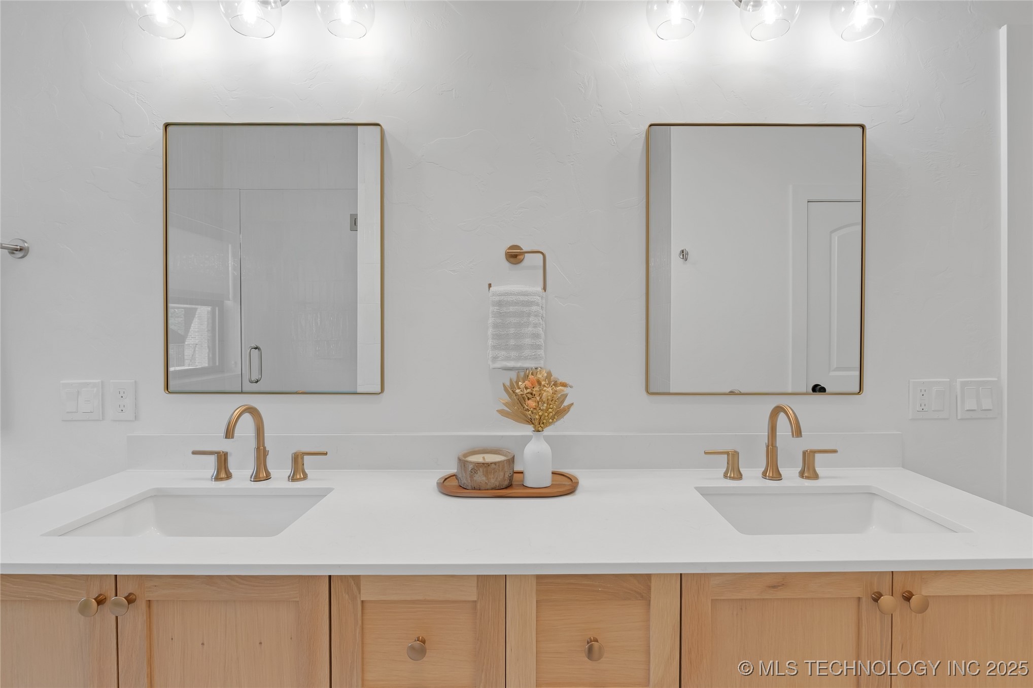 Tulsa, Oklahoma, 74120, United States, 3 Bedrooms Bedrooms, ,3 BathroomsBathrooms,Residential,For Sale,1989379