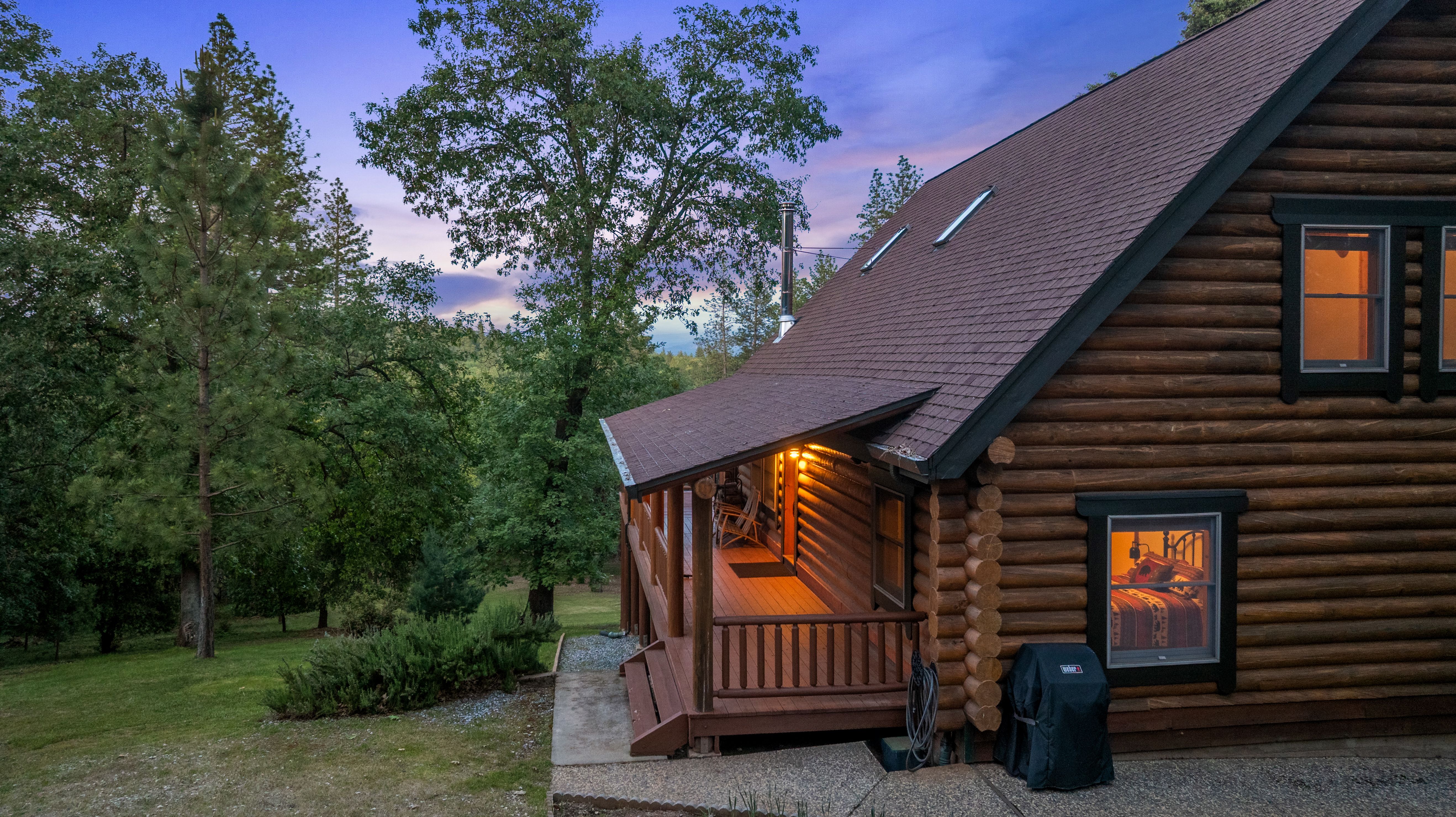  Remodeled Log Home on 27 Acres - 物件實景