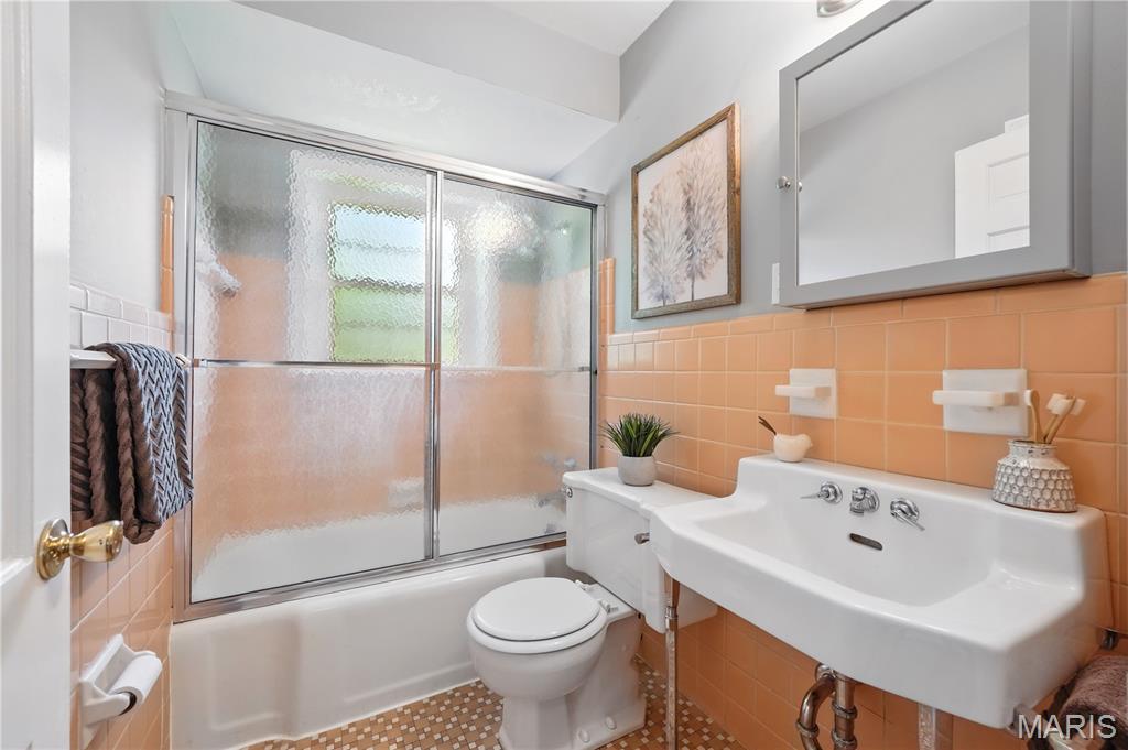 St Louis, Missouri, 63117, United States, 3 Bedrooms Bedrooms, ,2 BathroomsBathrooms,Residential,For Sale,1840220