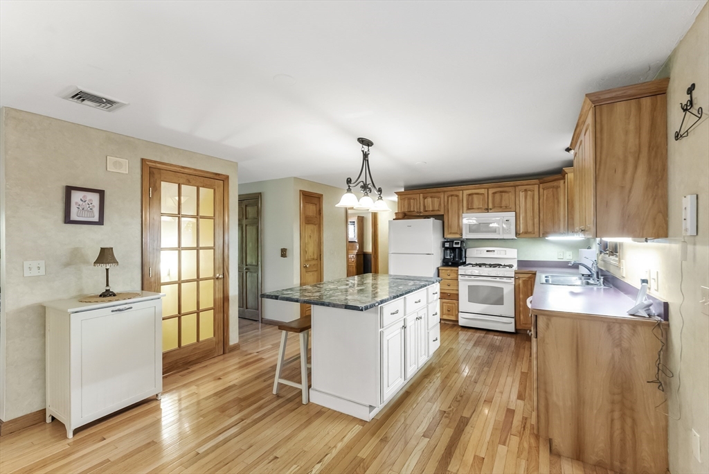 Bridgewater, Massachusetts, 02324, United States, 3 Bedrooms Bedrooms, ,2 BathroomsBathrooms,Residential,For Sale,1940785