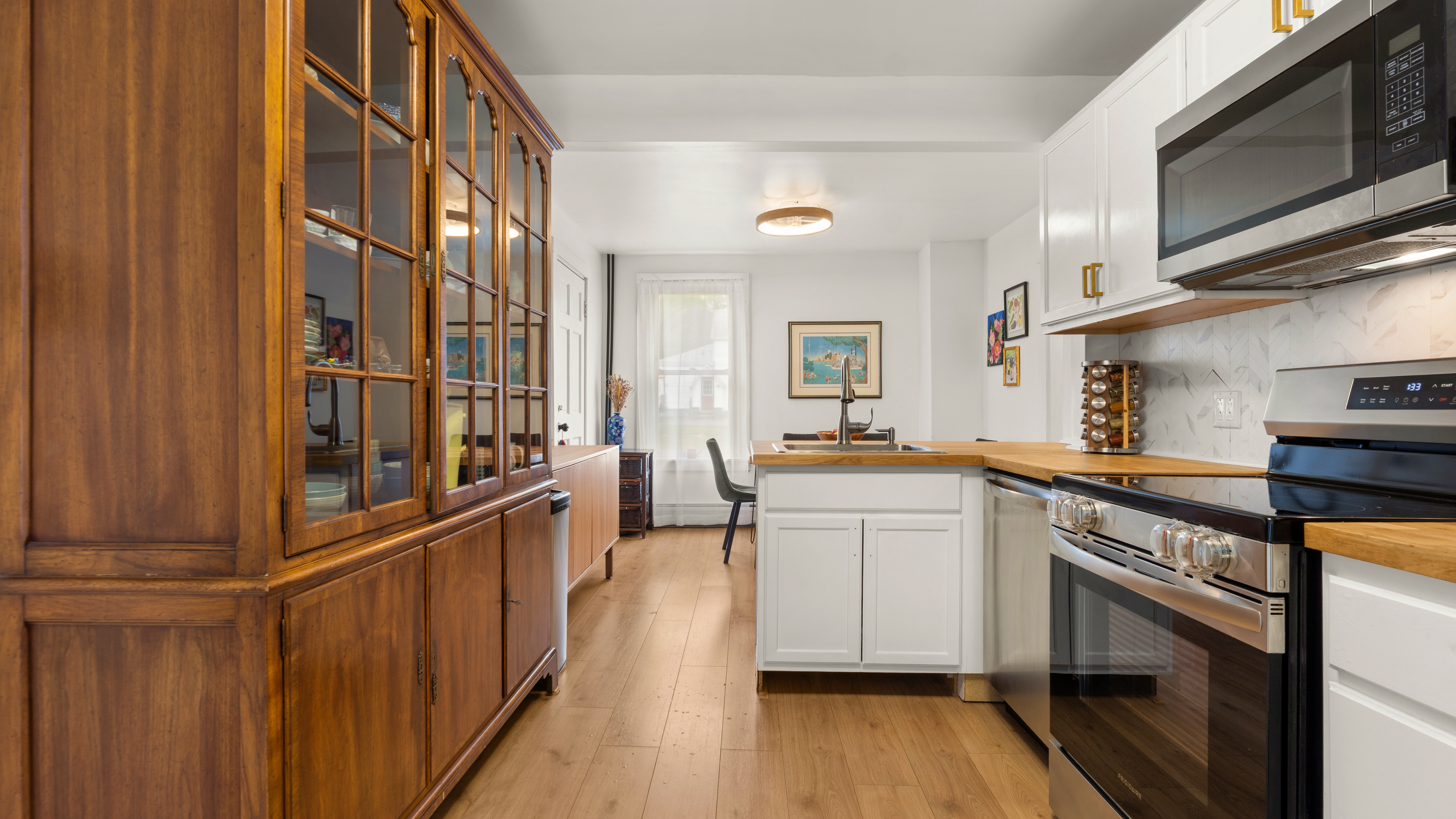  Classic New England Farmhouse with Exceptional Yard - 物件實景
