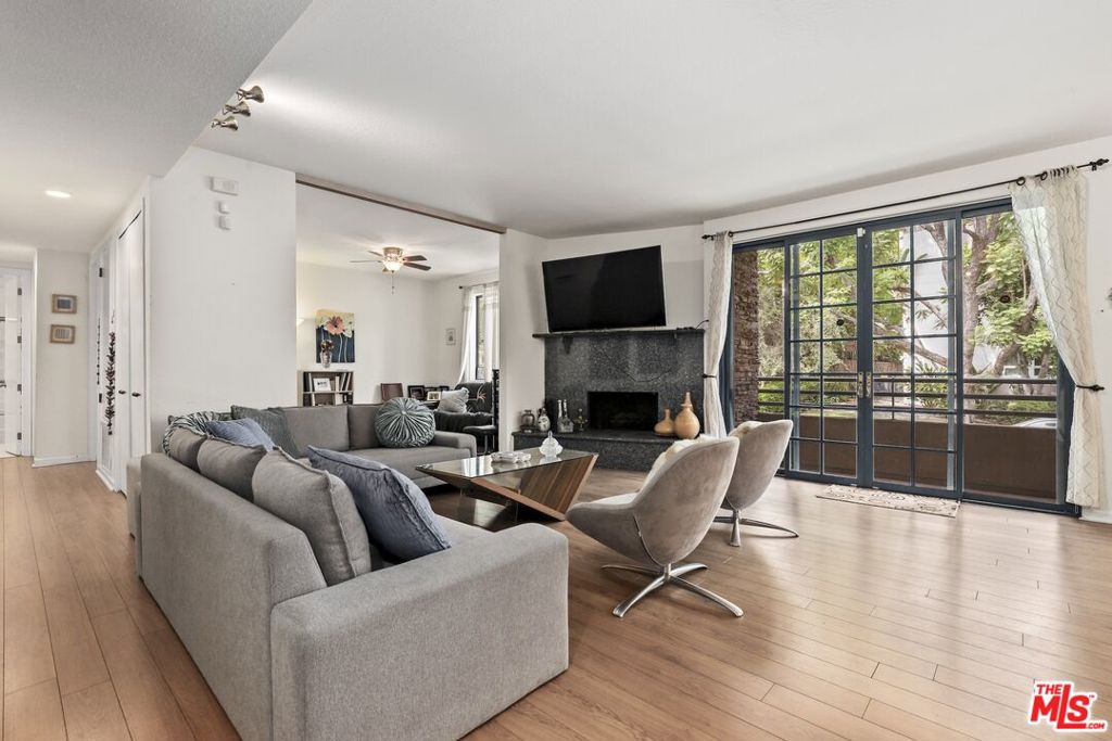 Sherman Oaks, California, 91423, United States, 2 Bedrooms Bedrooms, ,1 BathroomBathrooms,Residential,For Sale,1976281