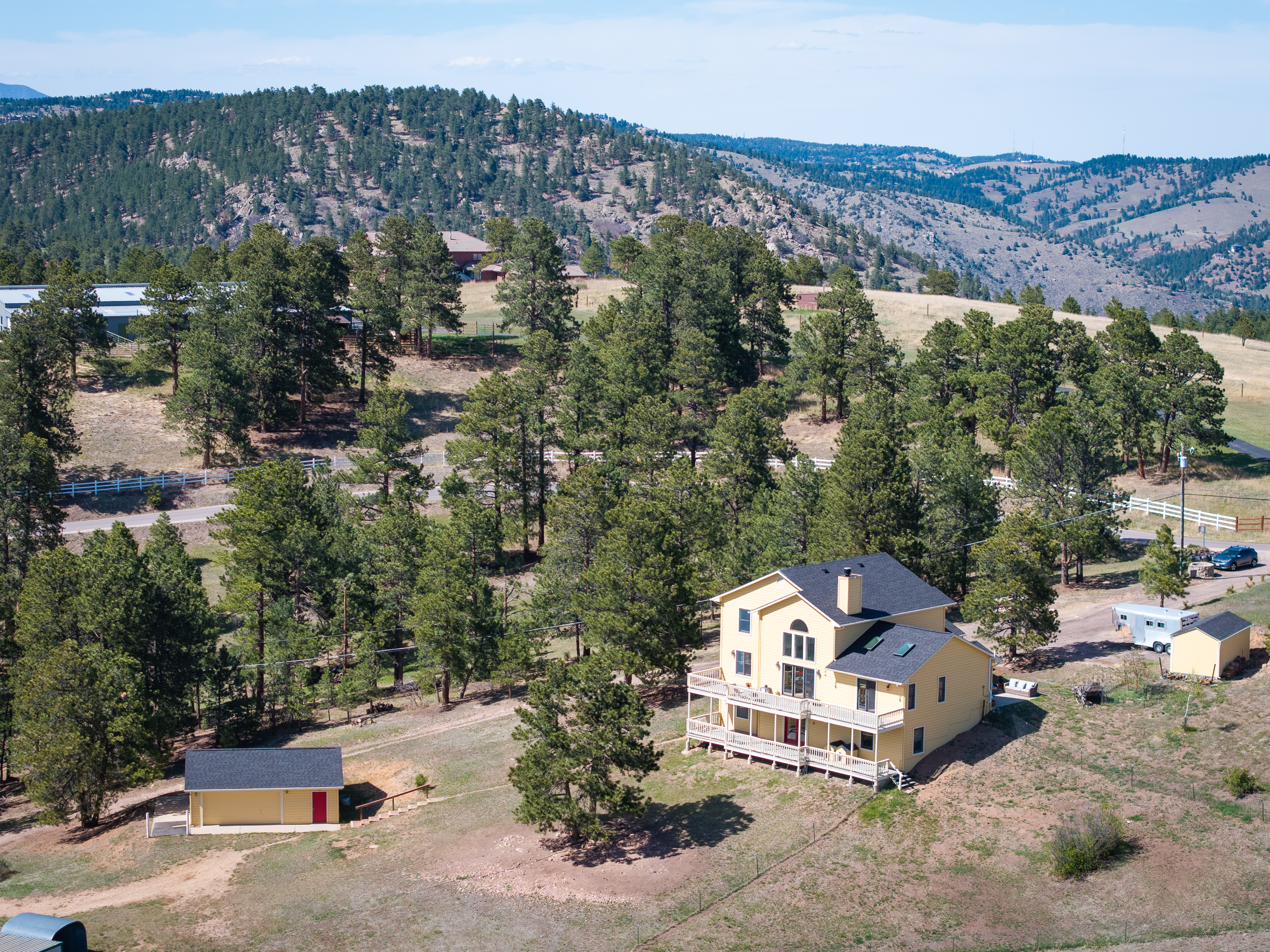  Tucked into the Foothills of the Rocky Mountains your majestic paradise awaits - 物件實景