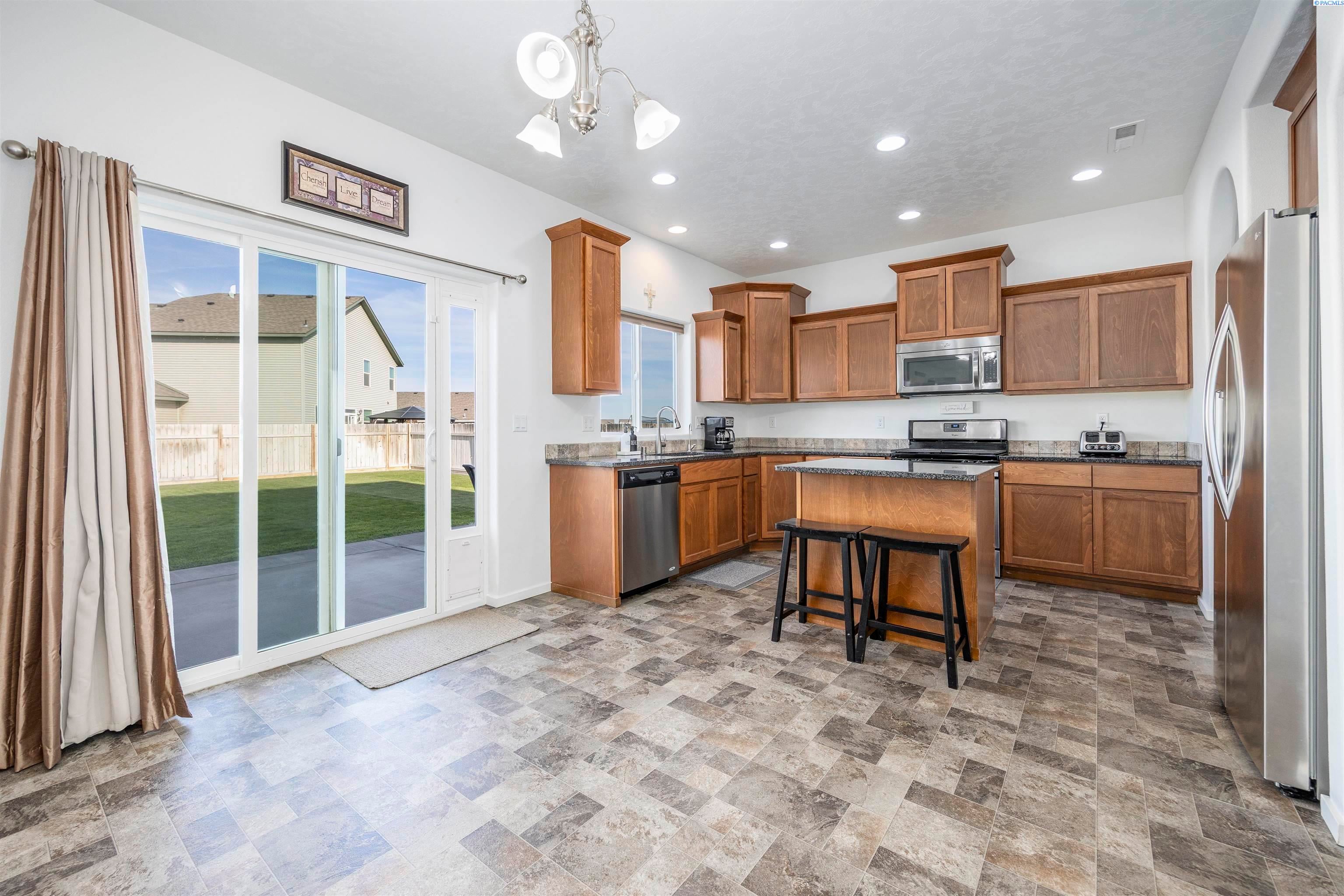 Pasco, Washington, 99301, United States, 4 Bedrooms Bedrooms, ,3 BathroomsBathrooms,Residential,For Sale,1974657