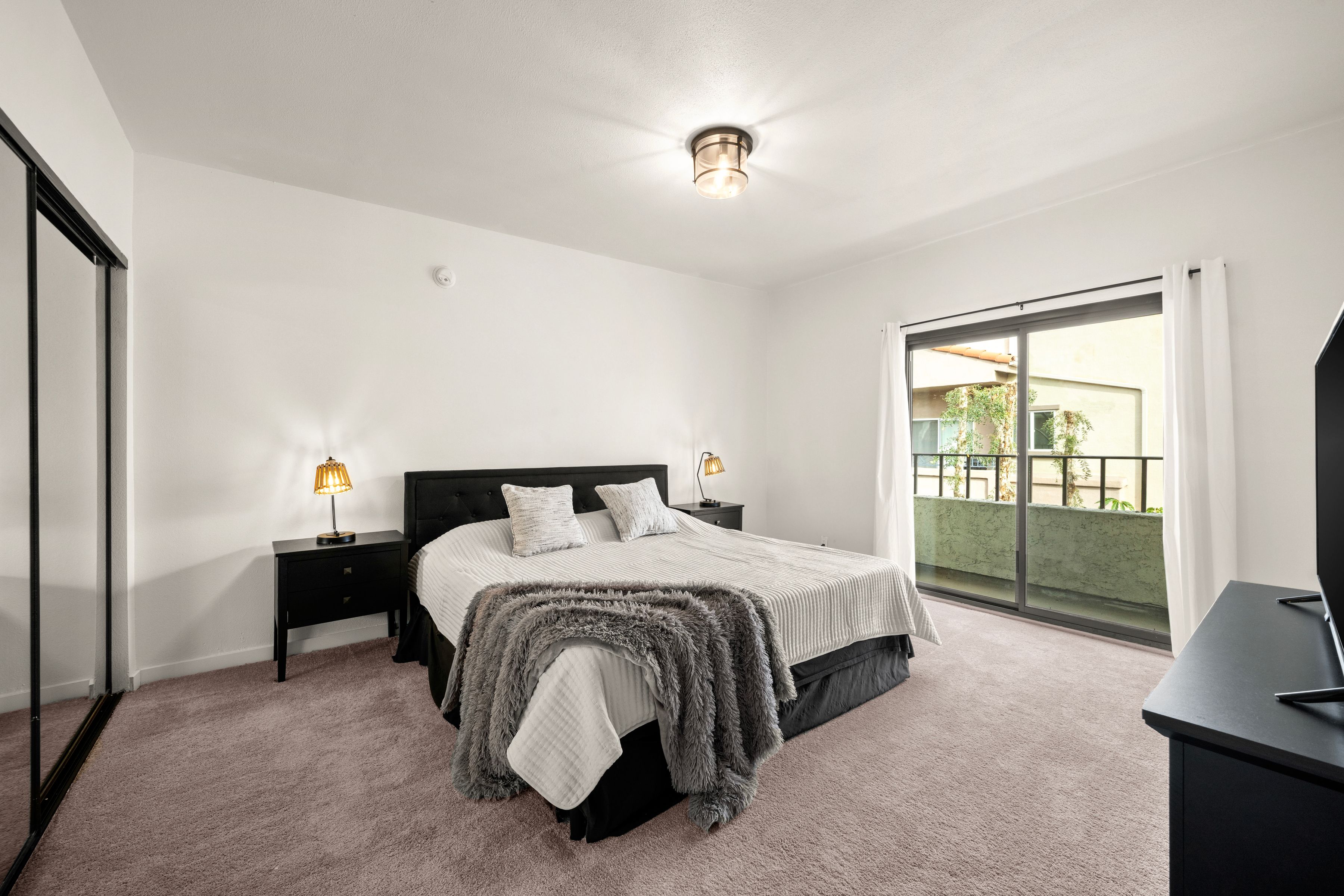  6540 Hayvenhurst Avenue #3 - 物件實景