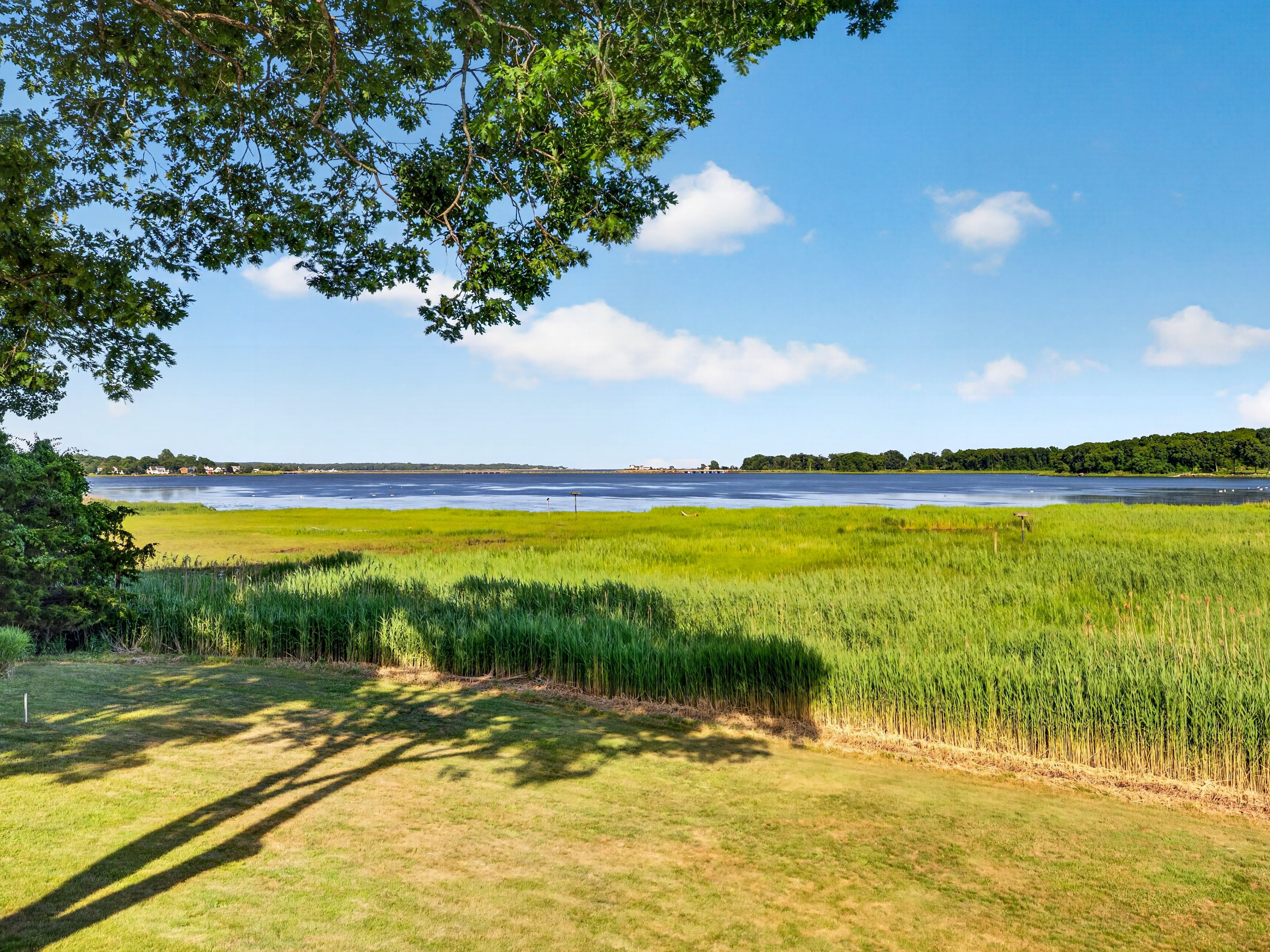  Contemporary Coastal Elegance Meets Exceptional Privacy Along South Cove in Old - 物件實景