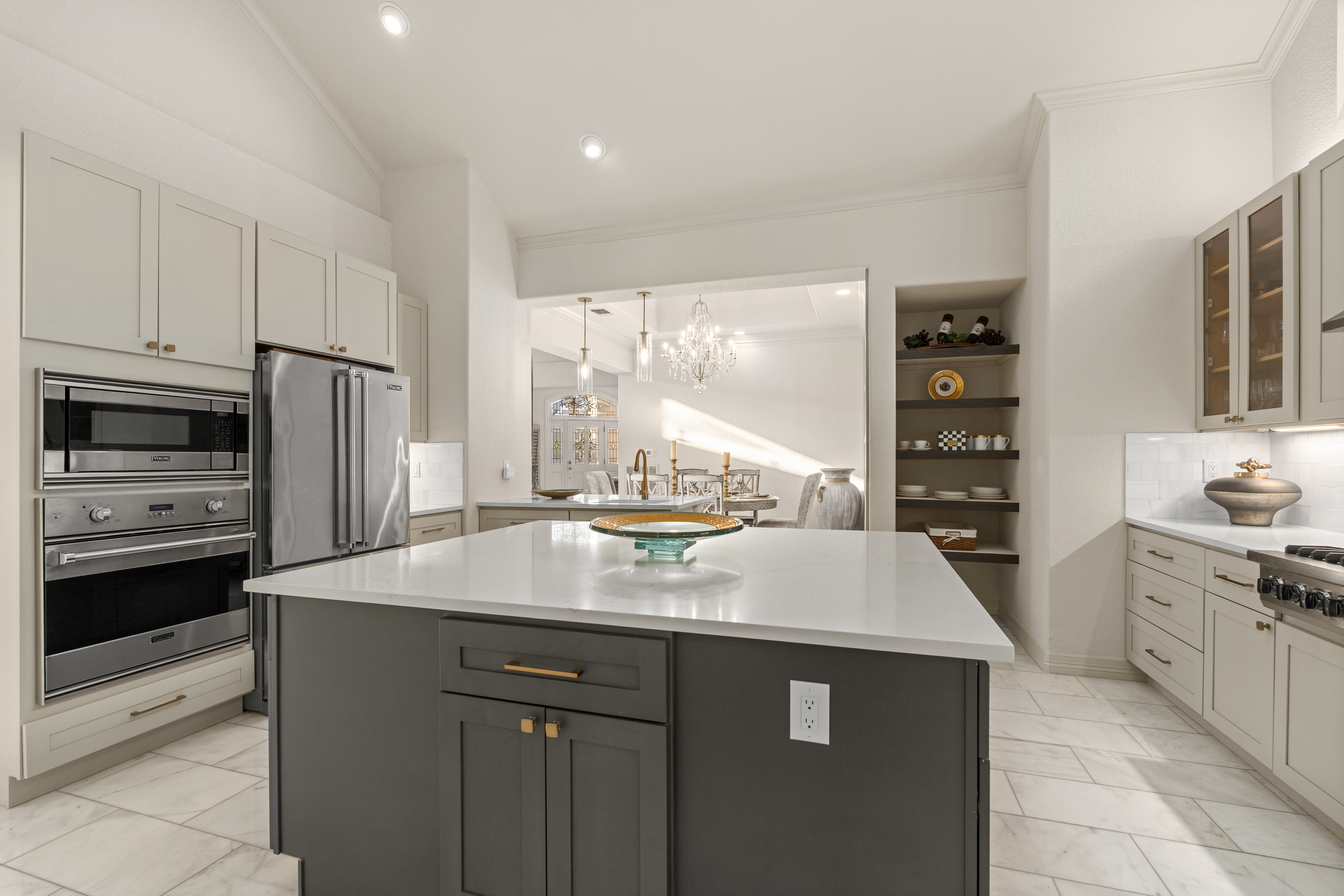  Updated Home with Captivating Interior Features - 物件實景