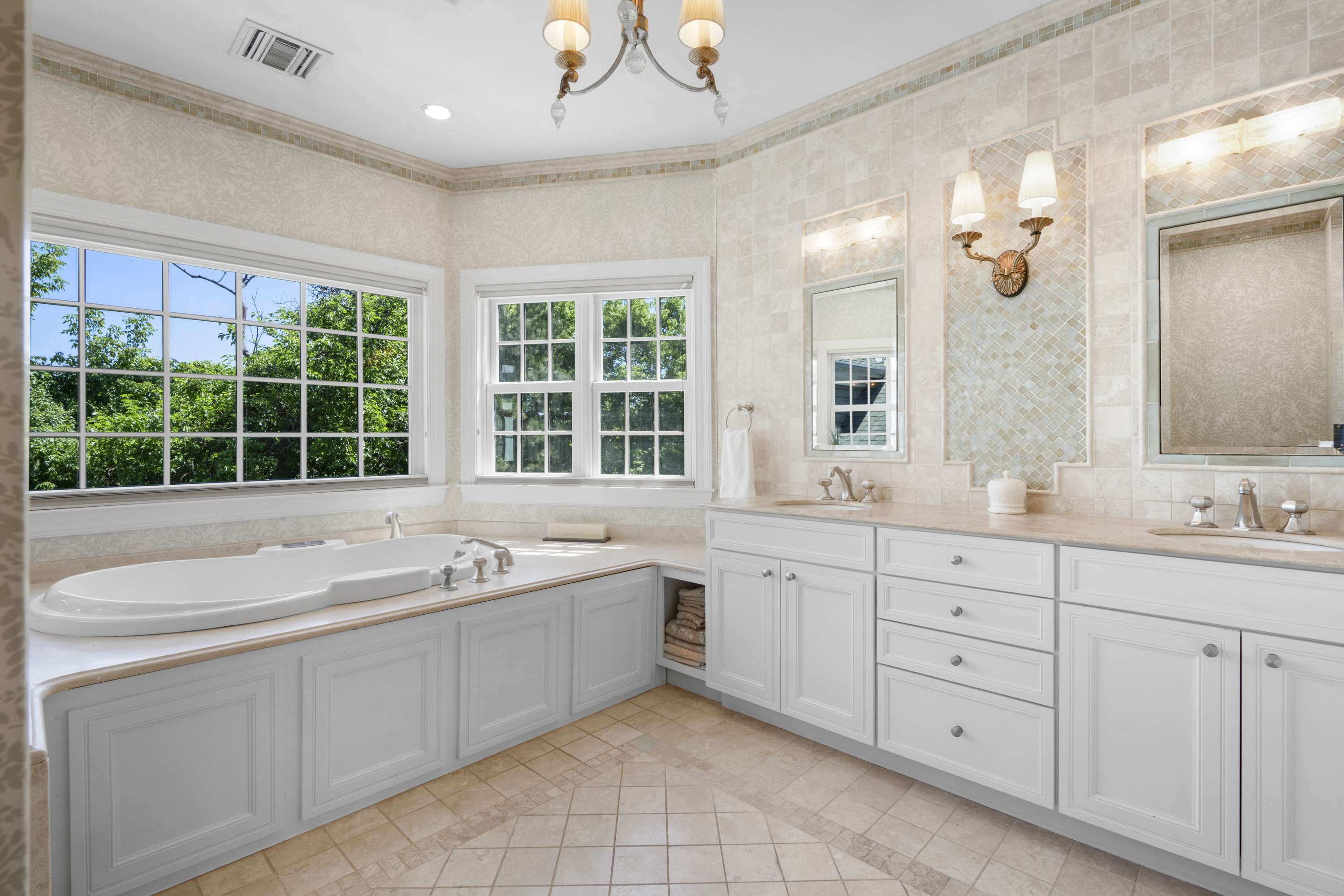 Elegant Larchmont Colonial - 物件實景