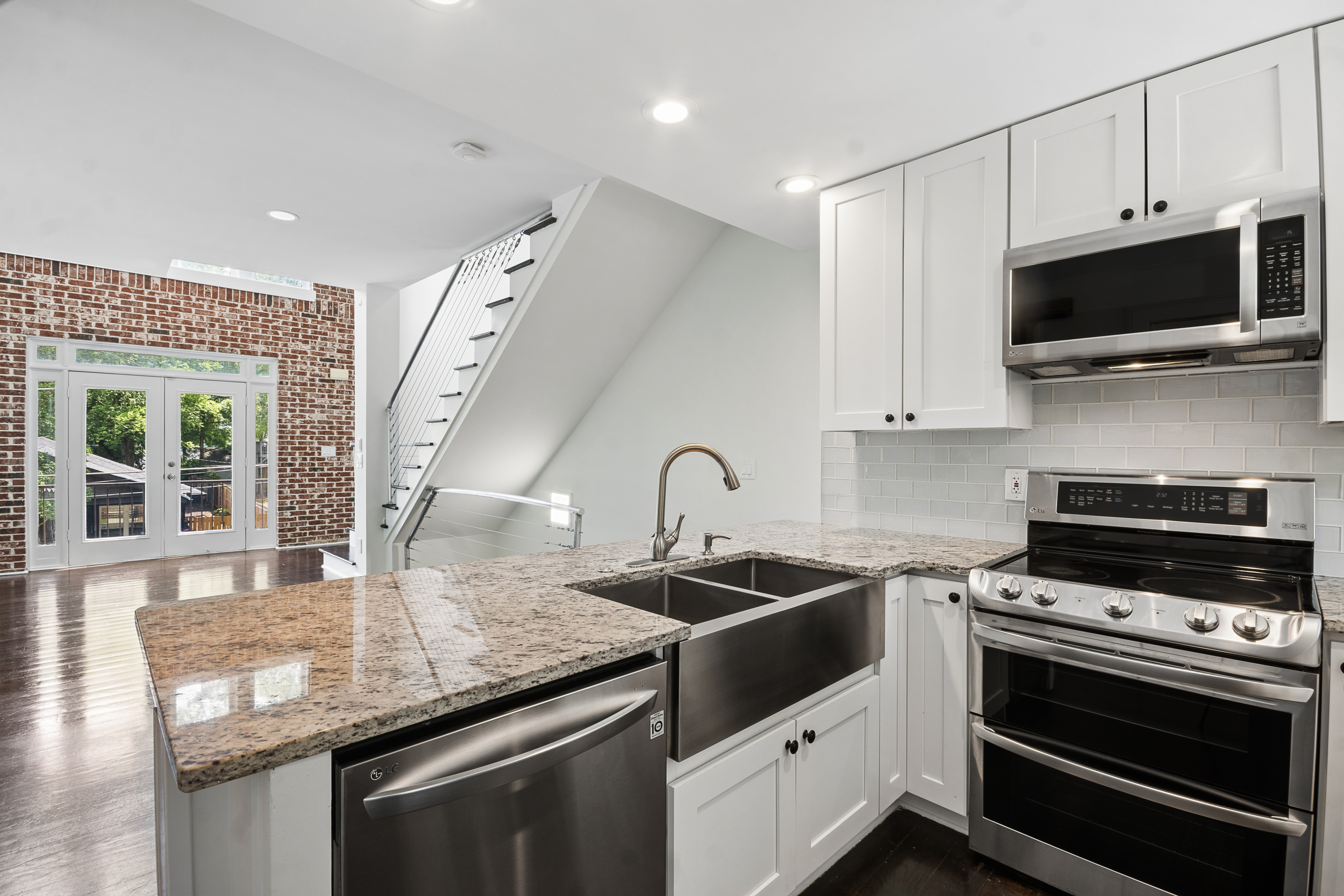  Updated, End-Unit Townhome in the Heart of Edgewood - 物件實景