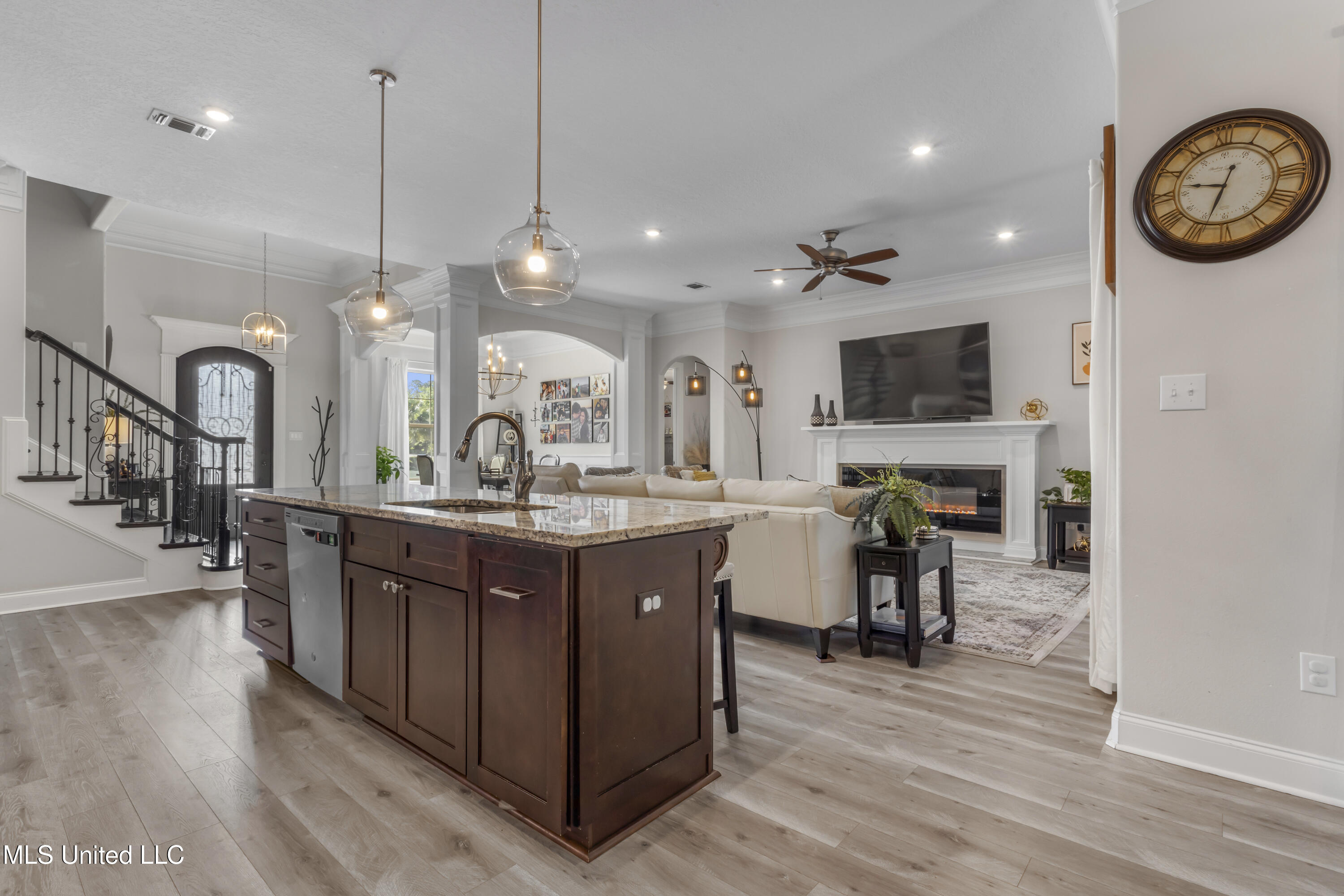 Ocean Springs, Mississippi, 39564, United States, 5 Bedrooms Bedrooms, ,3 BathroomsBathrooms,Residential,For Sale,1805037