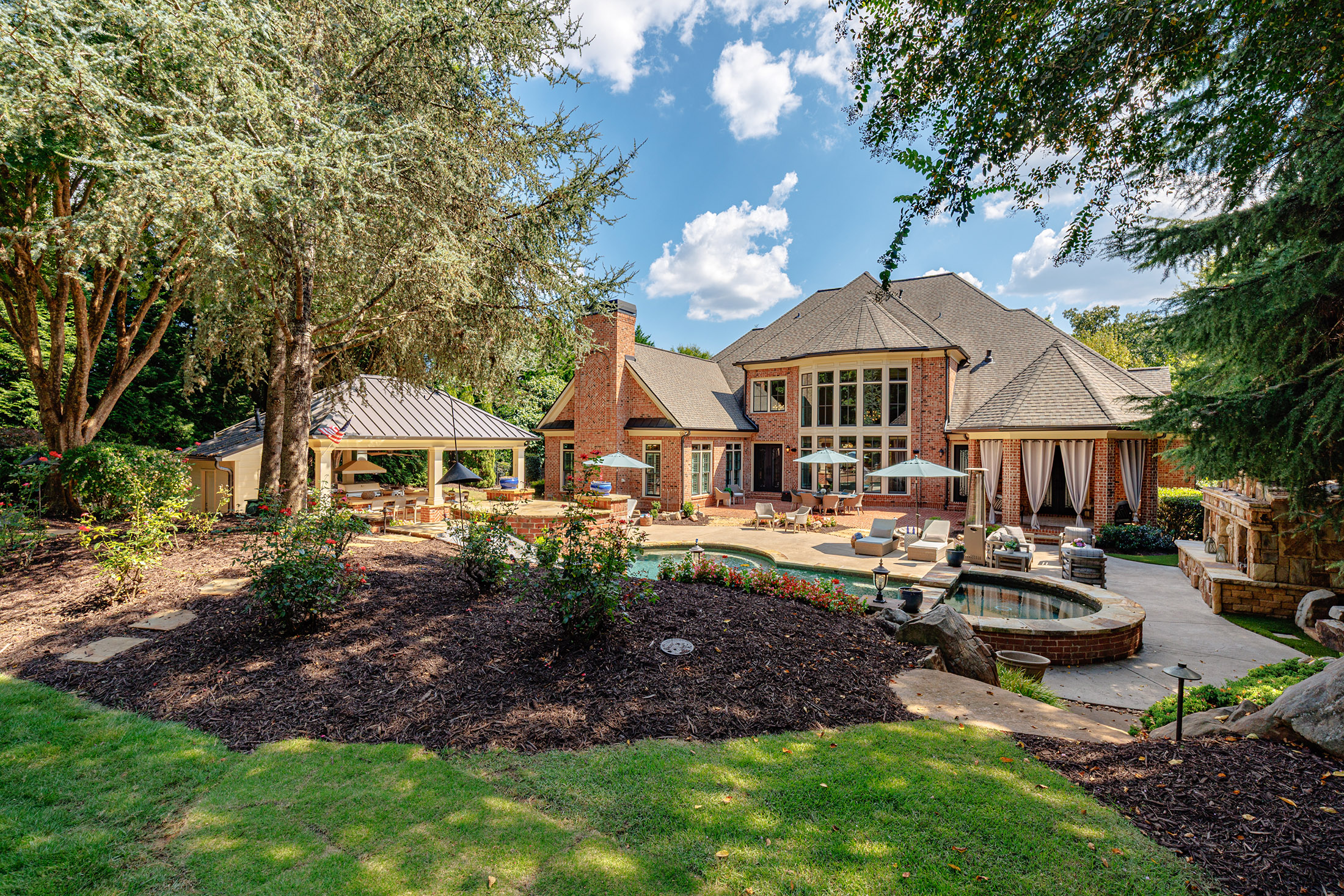  Impressive Brick Estate on a Private Wooded 1+/- Acre Lot in The Manor - 物件實景