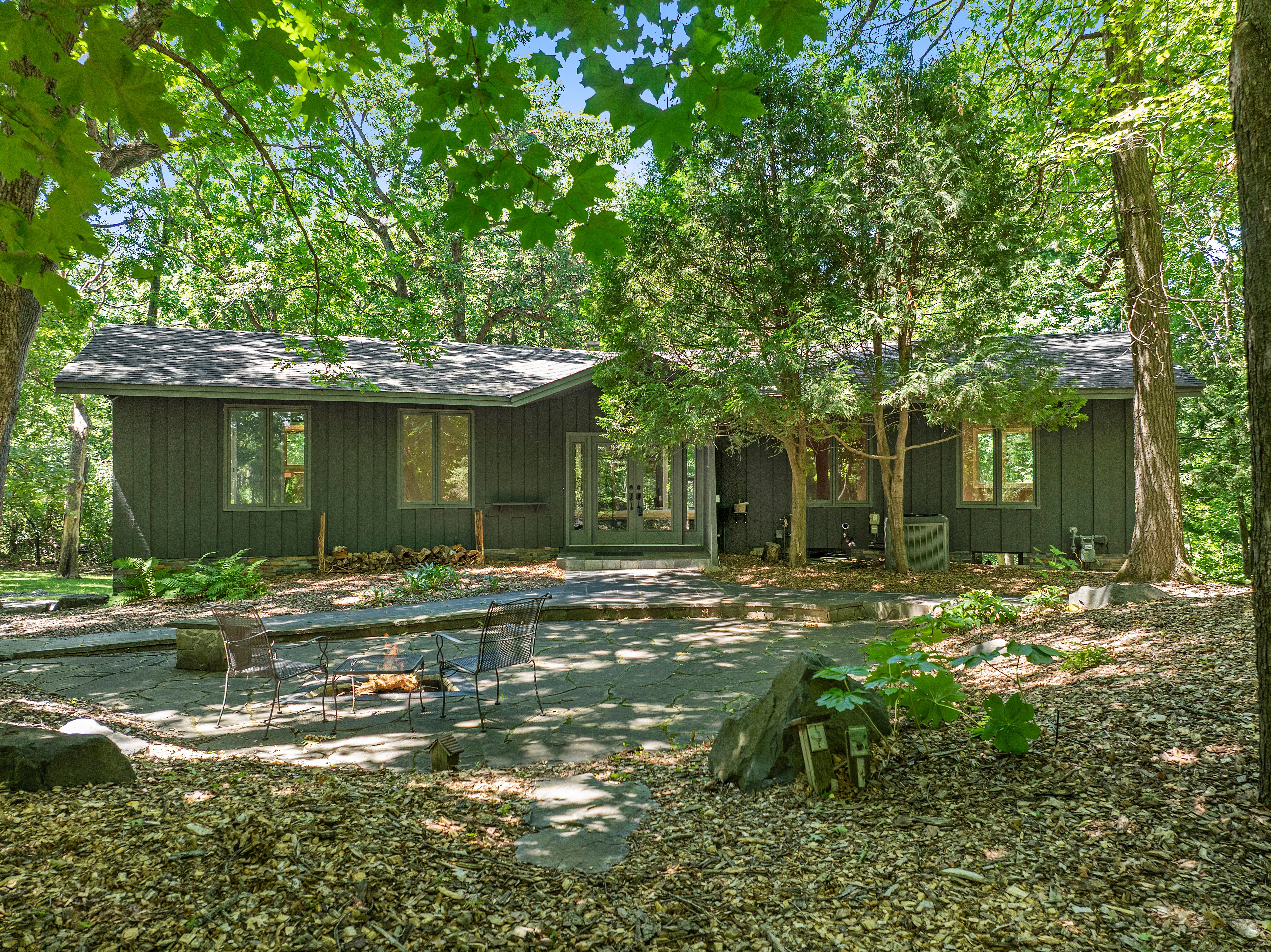  Secluded Wooded Retreat with Beautifully Updated Interiors - 物件實景