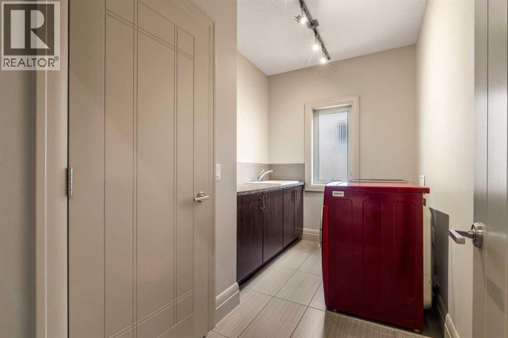 CALGARY, Alberta, T2E 2A7, CA, 5 Bedrooms Bedrooms, ,3 BathroomsBathrooms,Residential,For Sale,1947976