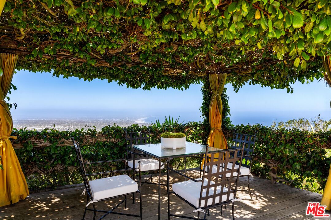 Pacific Palisades, California, 90272, United States, 4 Bedrooms Bedrooms, ,2 BathroomsBathrooms,Residential,For Sale,1770890
