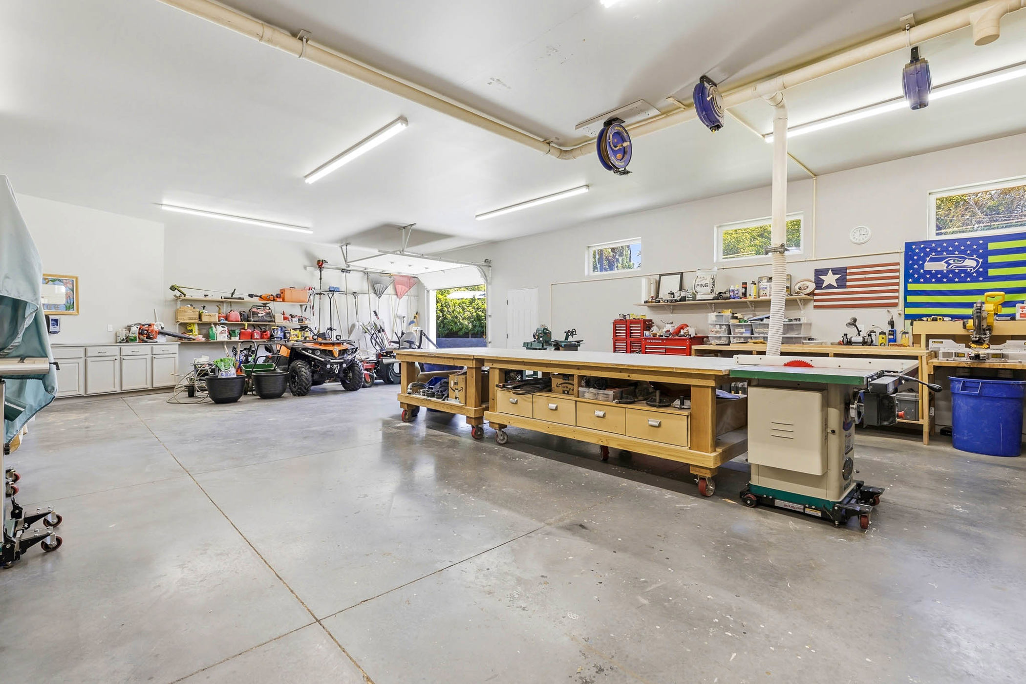  1.41 Acres, Attached Shop/ Workshop Room for Pool - 物件實景