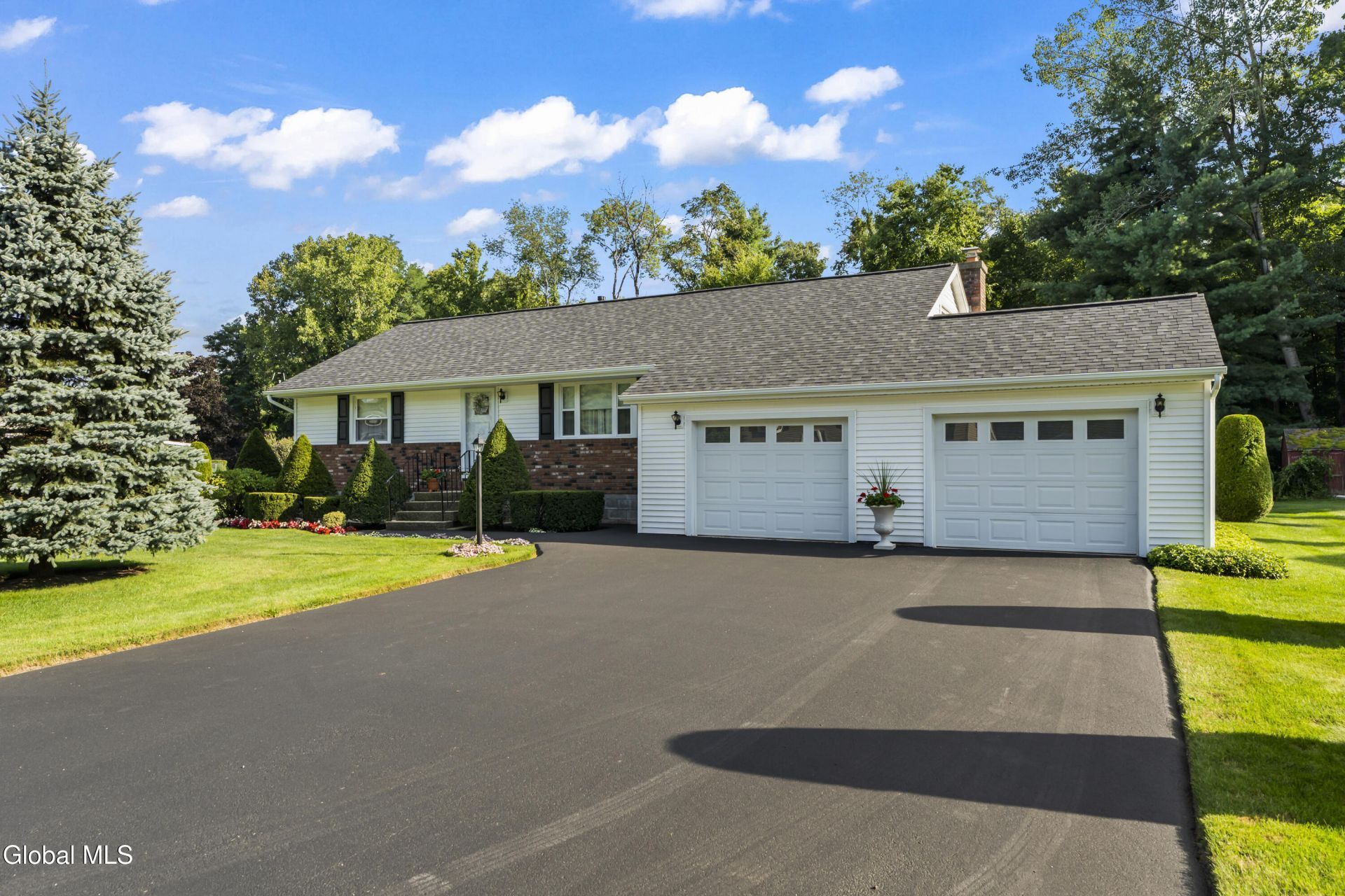 Gates Dr, Schenectady, NY 12306
