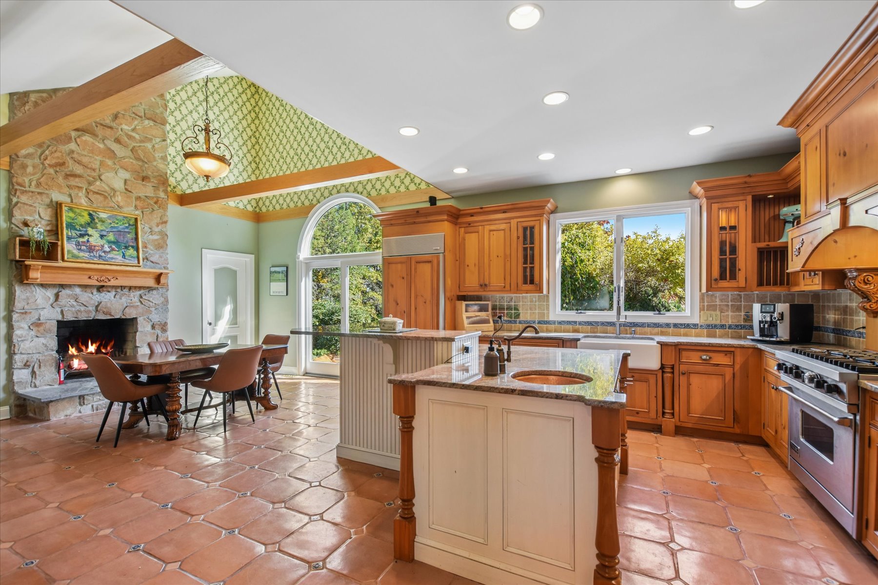  Distinctive Colonial Home Located in Well-Established Neighborhood - 物件實景