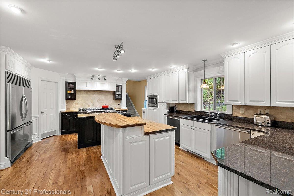 Clarkston, Michigan, 48346, United States, 4 Bedrooms Bedrooms, ,7 BathroomsBathrooms,Residential,For Sale,2048841