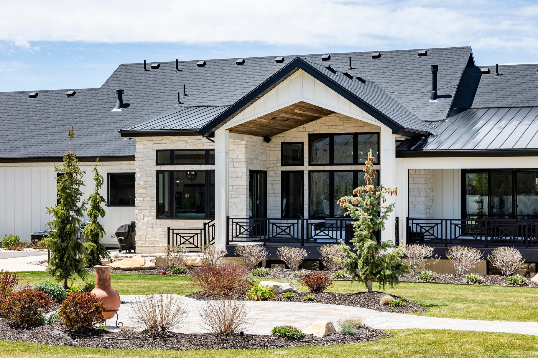  Custom Home with Detached Toy Barn - 物件實景