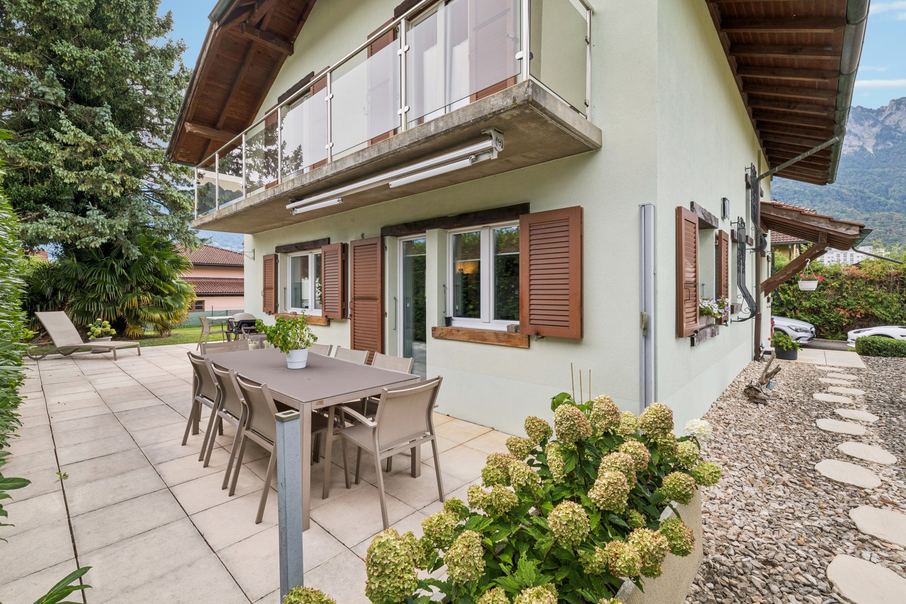  A family home nestled in the heart of a lush, green setting - 物件實景