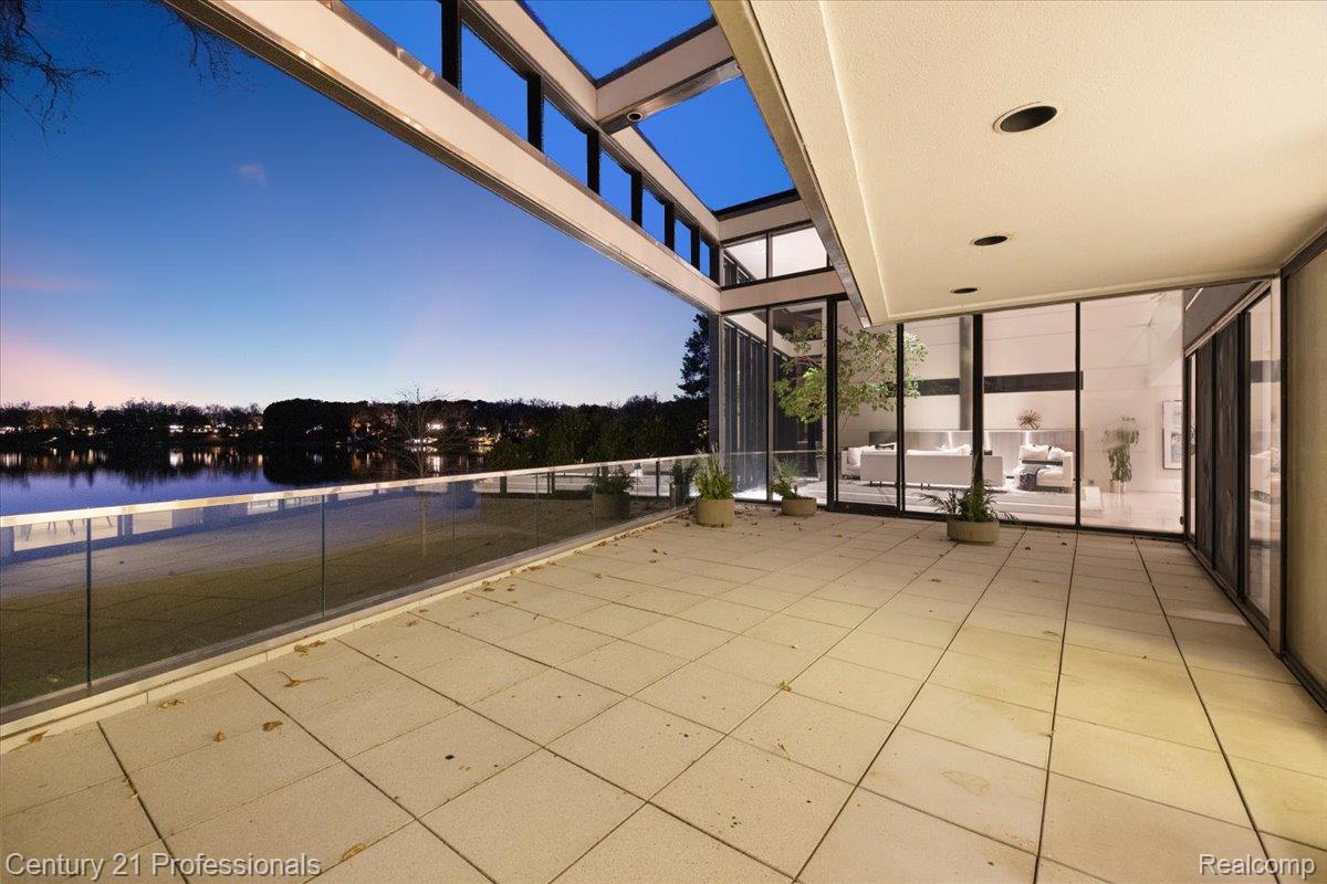 BloomfieldHills, Michigan, 48301, United States, 4 Bedrooms Bedrooms, ,5 BathroomsBathrooms,Residential,For Sale,1996516