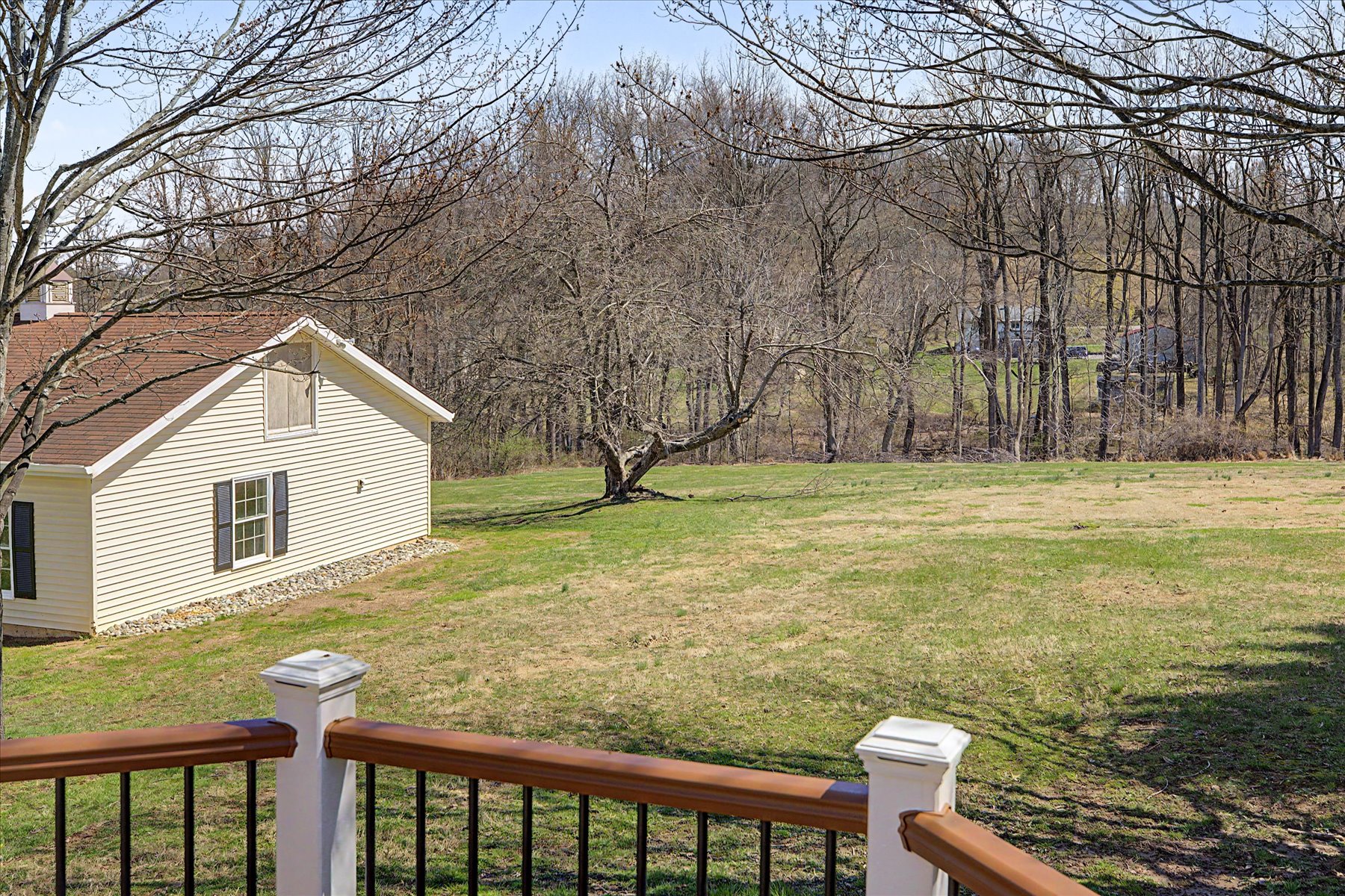  Lovely Cape Cod Home Situated on Two Private Acres - 物件實景