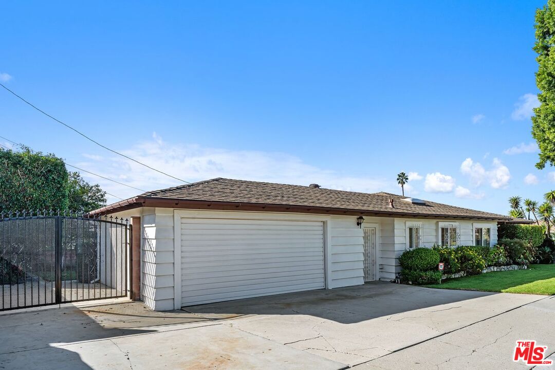 Los Angeles, California, 90056, United States, 2 Bedrooms Bedrooms, ,3 BathroomsBathrooms,Residential,For Sale,2001652