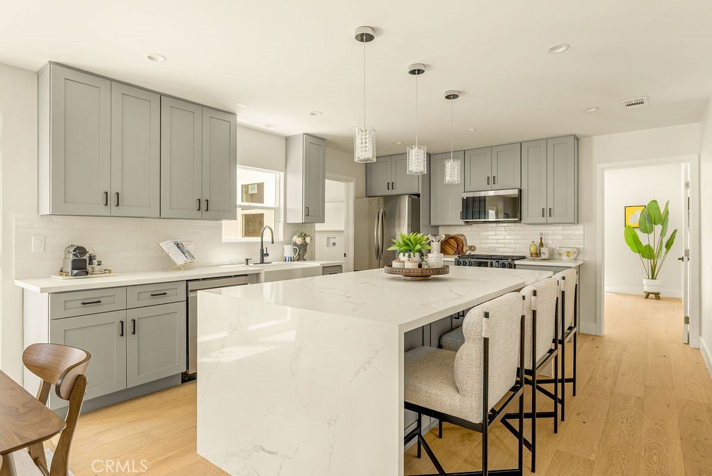 Los Angeles, California, 90018, United States, 3 Bedrooms Bedrooms, ,2 BathroomsBathrooms,Residential,For Sale,1905808
