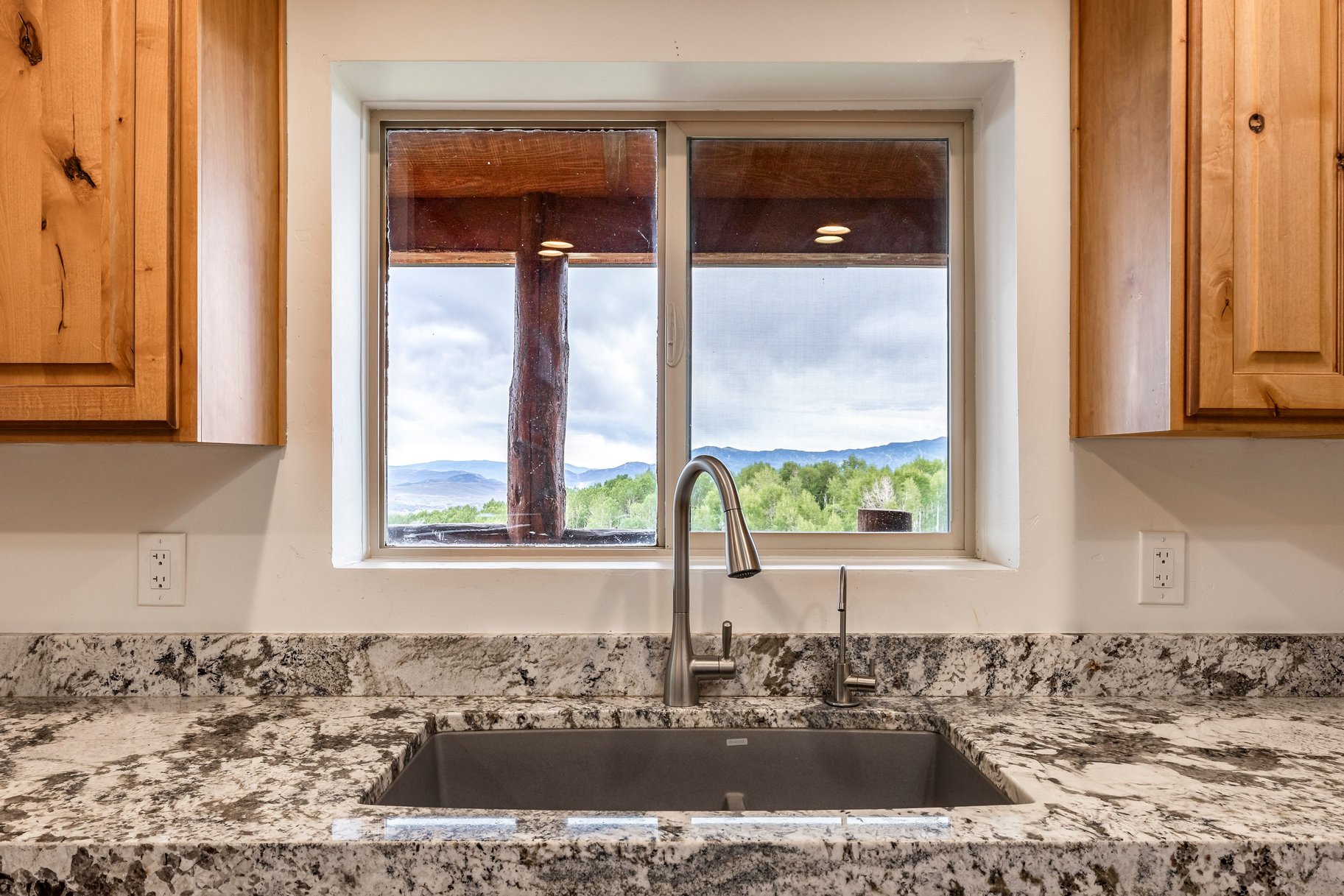  Large Cabin on 1.1 Acres with Scenic Mountain Views - 物件實景