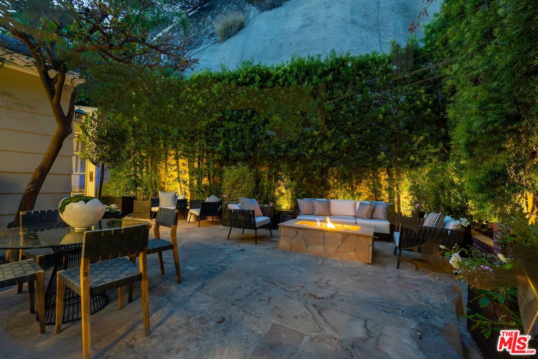 Los Angeles, California, 90046, United States, 3 Bedrooms Bedrooms, ,3 BathroomsBathrooms,Residential,For Sale,1906693