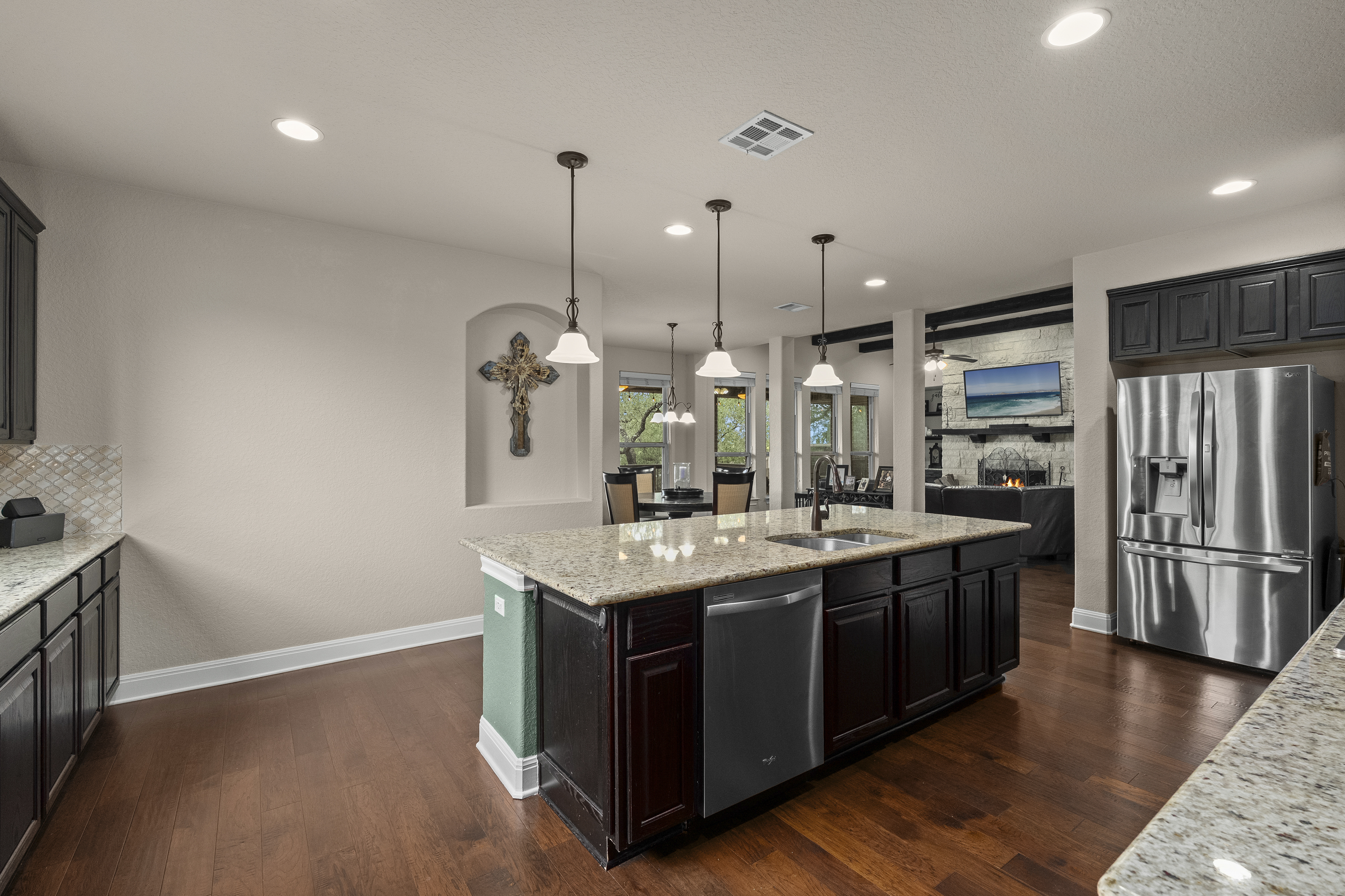  Thoughtfully Designed with Exceptional Floor Plan - 物件實景