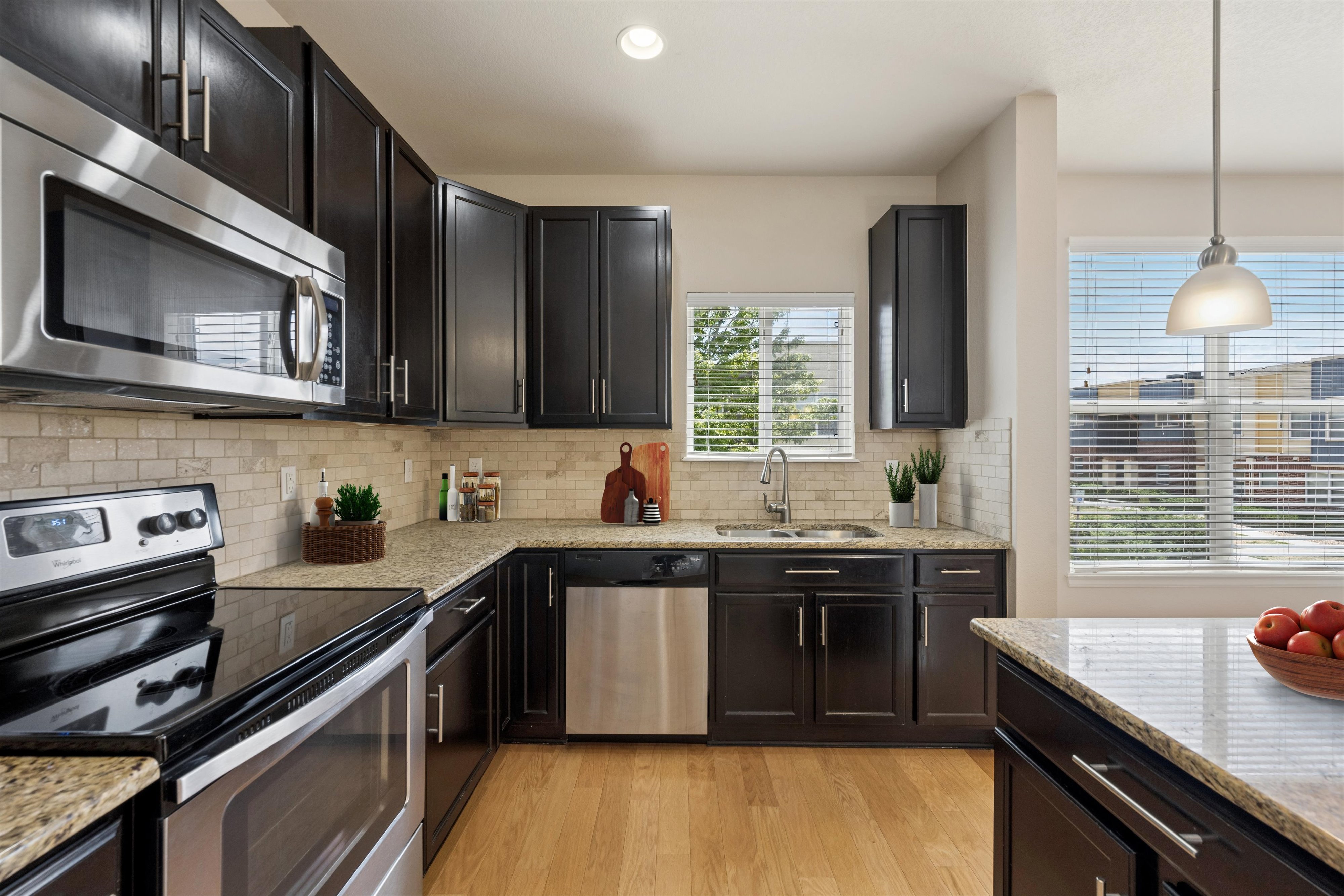  Elevated, Low-Maintenance Living In This Stylish Townhome - 物件實景