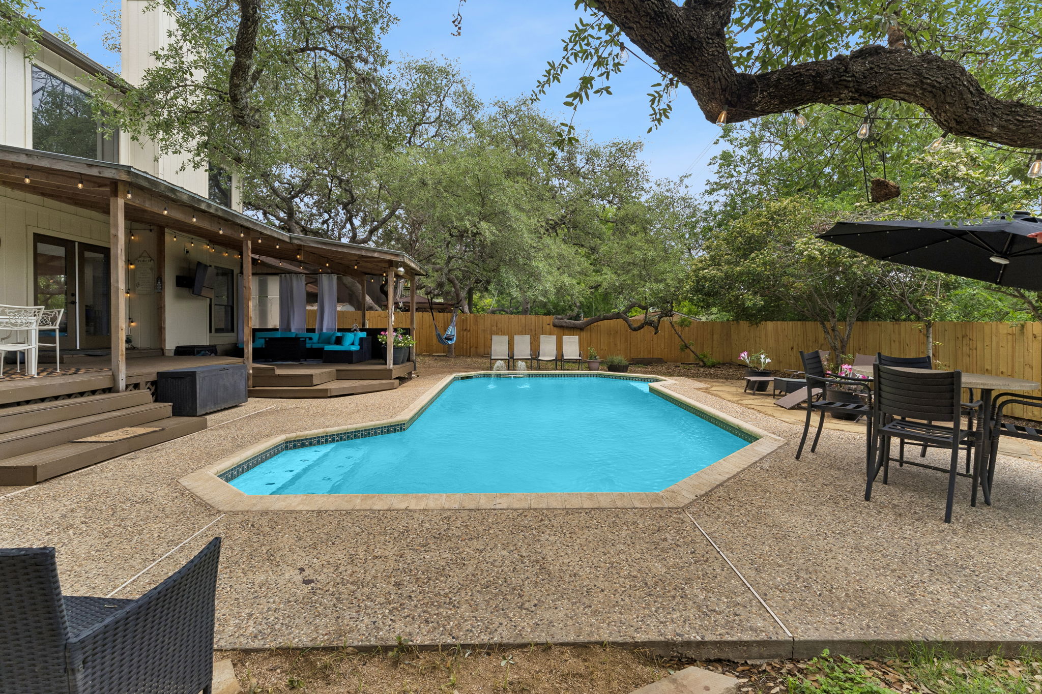  Oak-Canopied Retreat with Pool and Media Room - 物件實景
