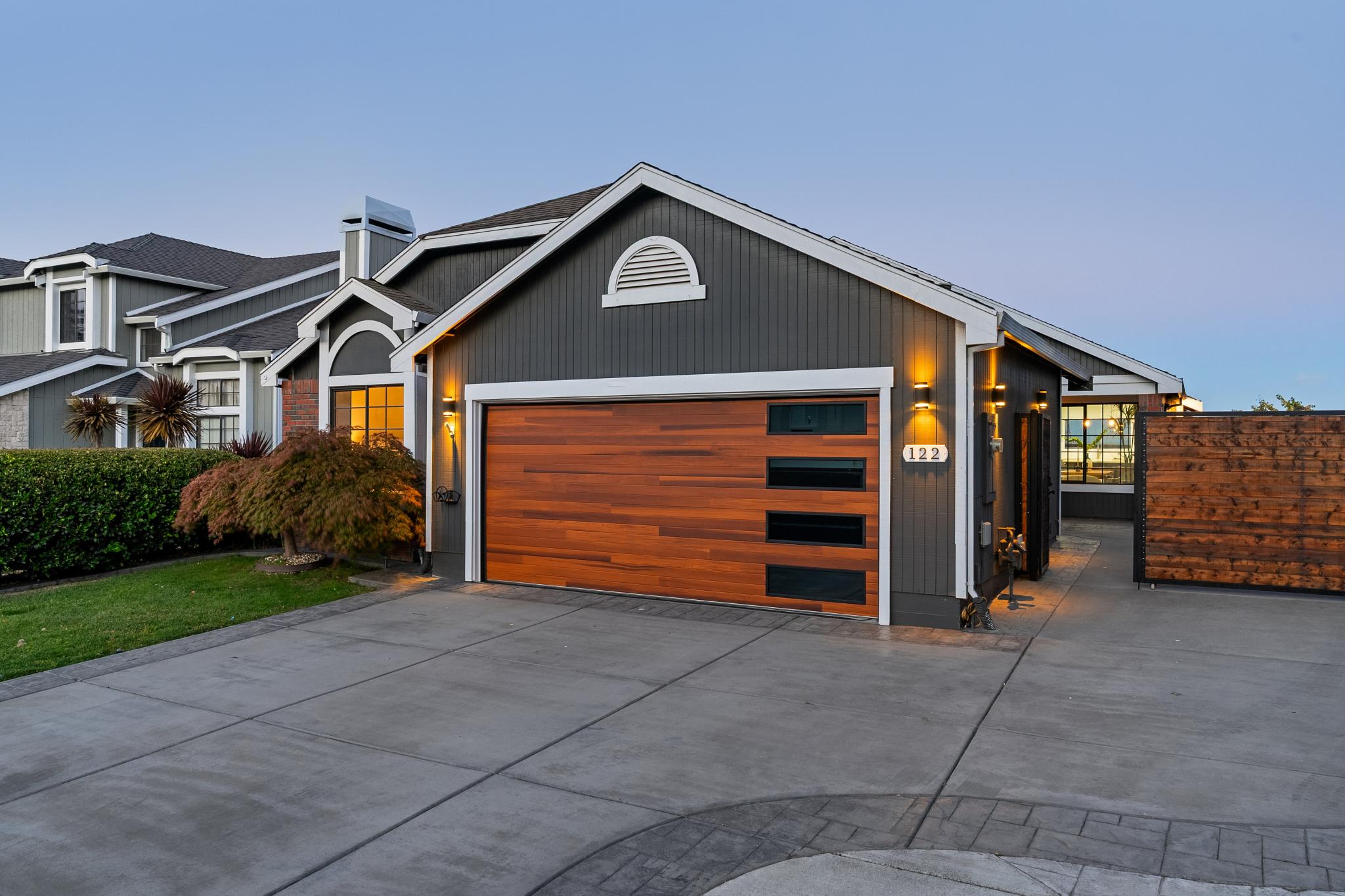  Beautifully Updated Home with Stunning Water Views - 物件實景