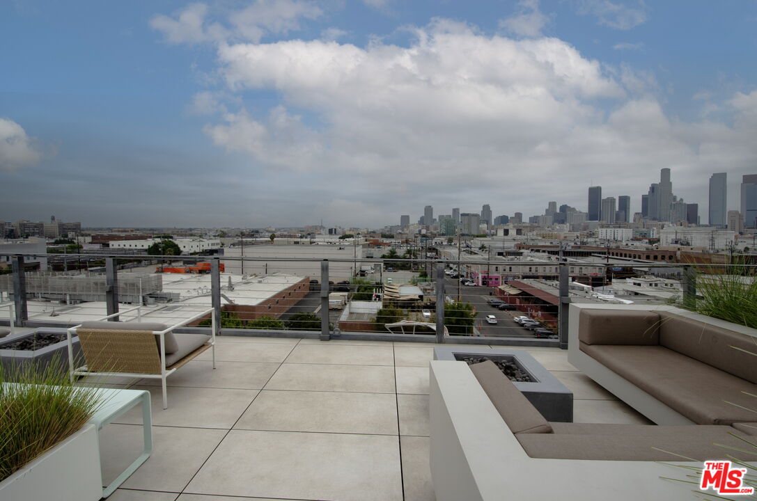 Los Angeles, California, 90013, United States, 1 Bedroom Bedrooms, ,1 BathroomBathrooms,Residential,For Sale,1906758