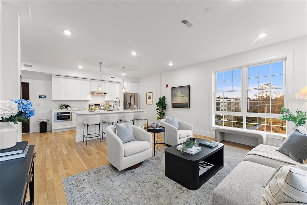 Marlborough, Massachusetts, 01752, United States, 2 Bedrooms Bedrooms, ,2 BathroomsBathrooms,Residential,For Sale,2000469