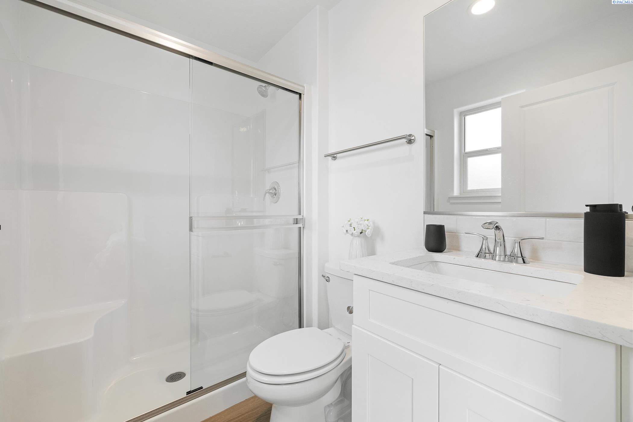 Kennewick, Washington, 99337, United States, 7 Bedrooms Bedrooms, ,Residential,For Sale,1949661