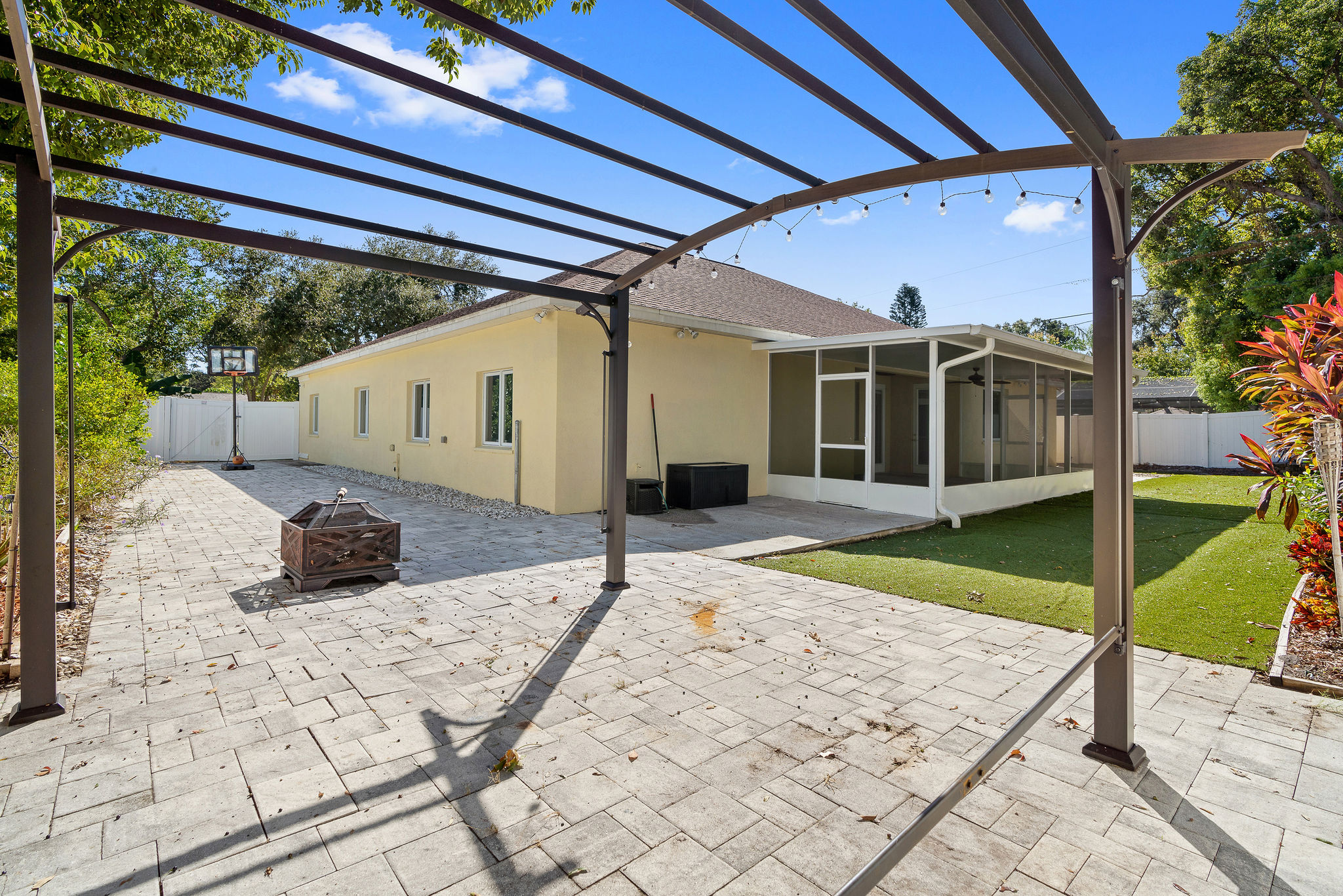 Largo, Florida, 33771, United States, 5 Bedrooms Bedrooms, ,3 BathroomsBathrooms,Residential,For Sale,1980944