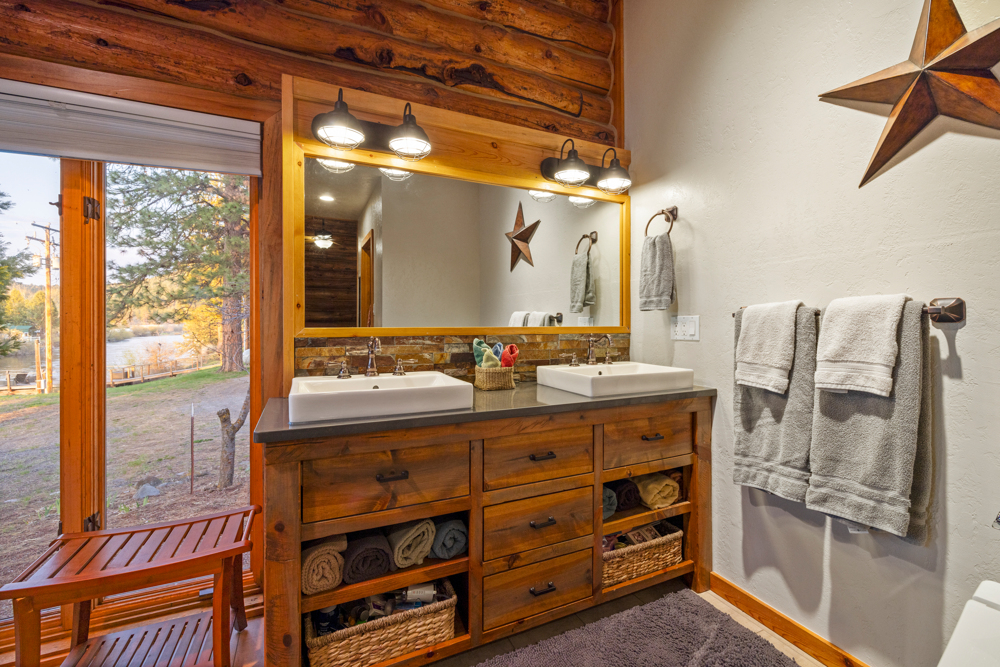 CHILOQUIN, Oregon, 97624, United States, 3 Bedrooms Bedrooms, ,3 BathroomsBathrooms,Residential,For Sale,1974697