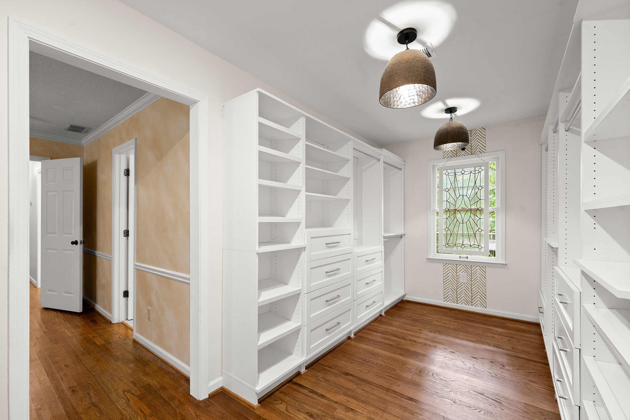  Beautifully Transformed Home in Lassiter School District - 物件實景