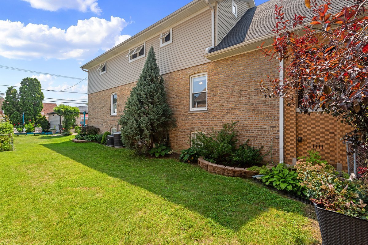 Elmwood Park, Illinois, 60707, United States, 5 Bedrooms Bedrooms, ,3 BathroomsBathrooms,Residential,For Sale,1916945