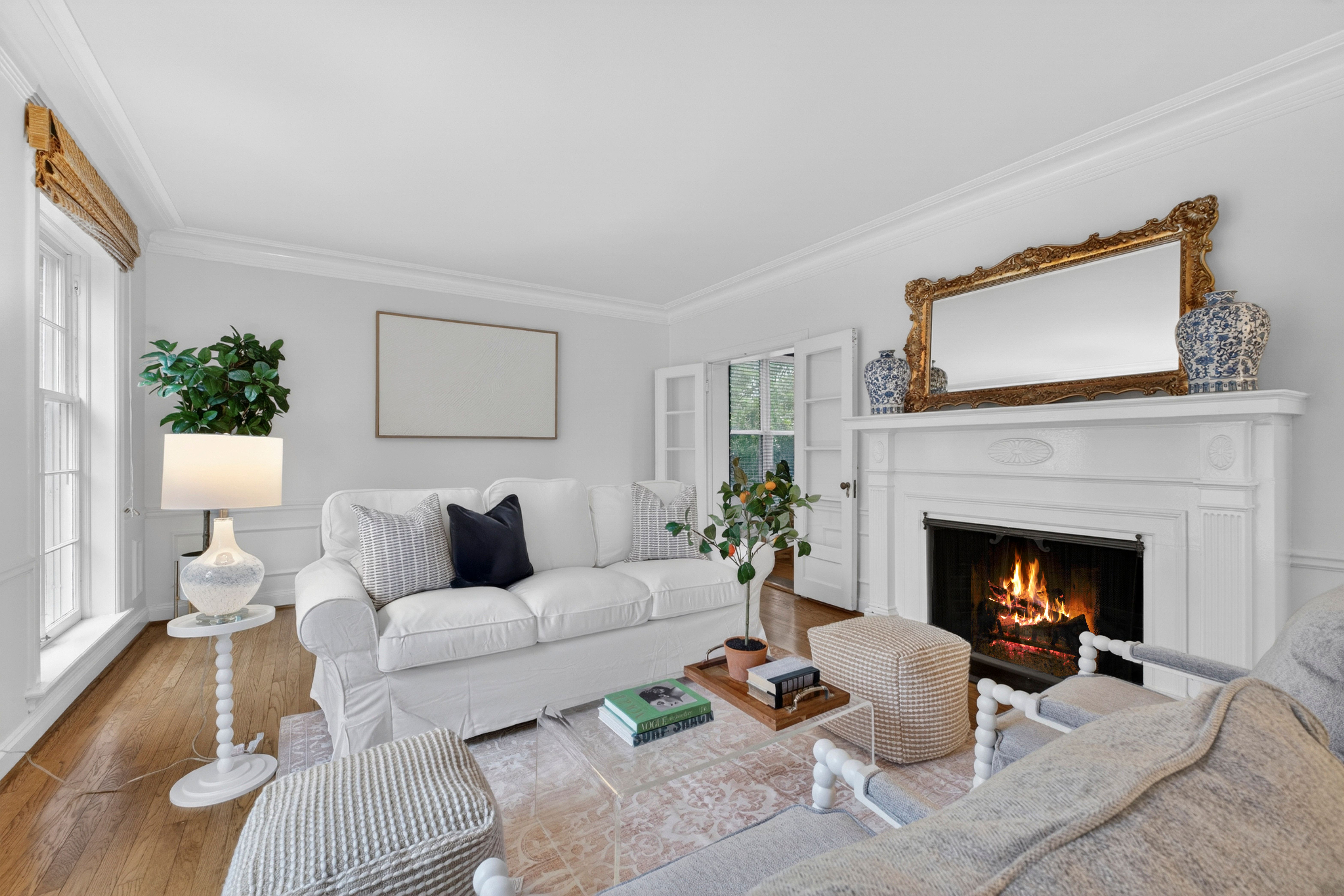  Elegant Home Blends Timeless Architecture with Stylish Updates - 物件實景