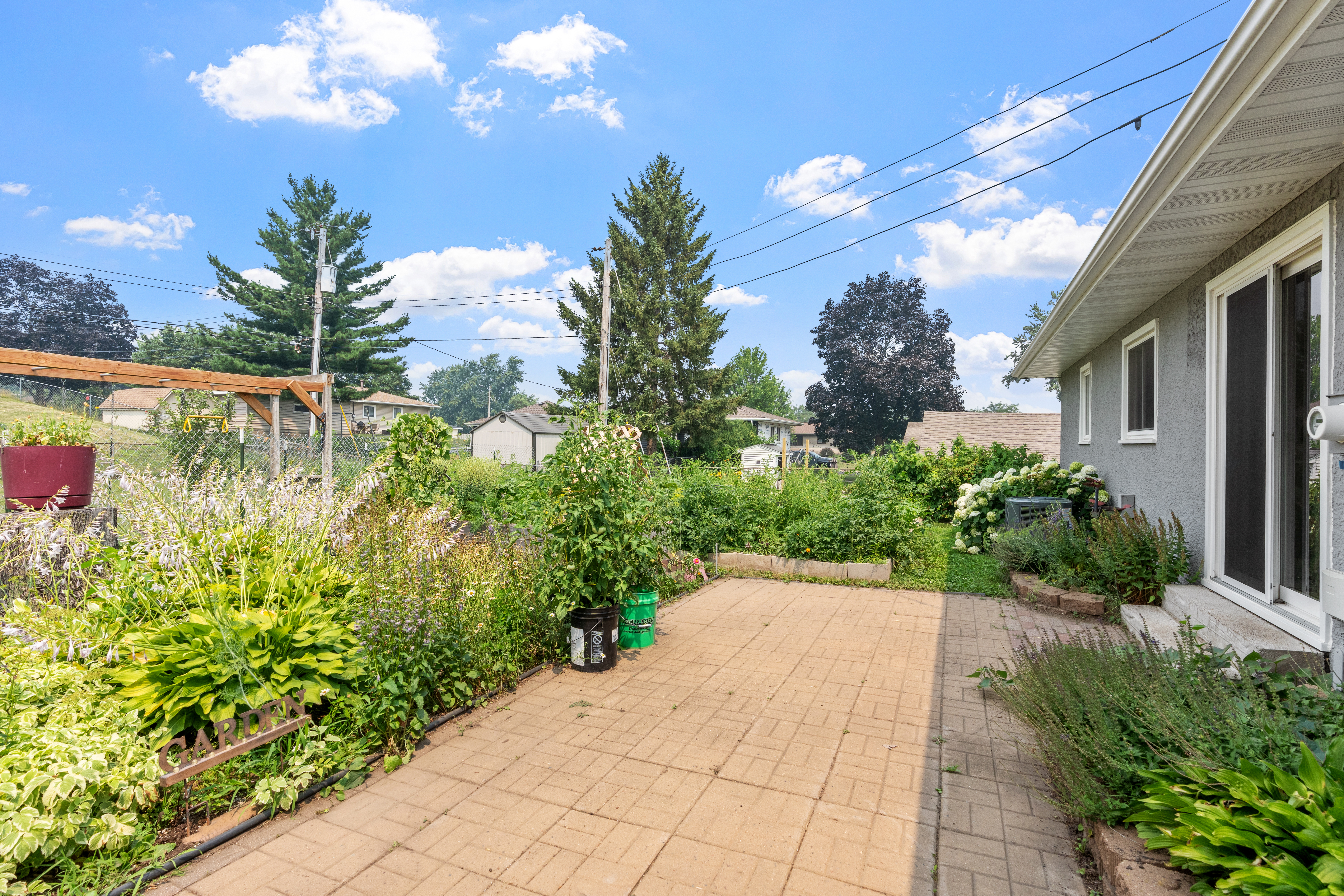  Move In Ready with Gorgeous Gardens and Character - 物件實景