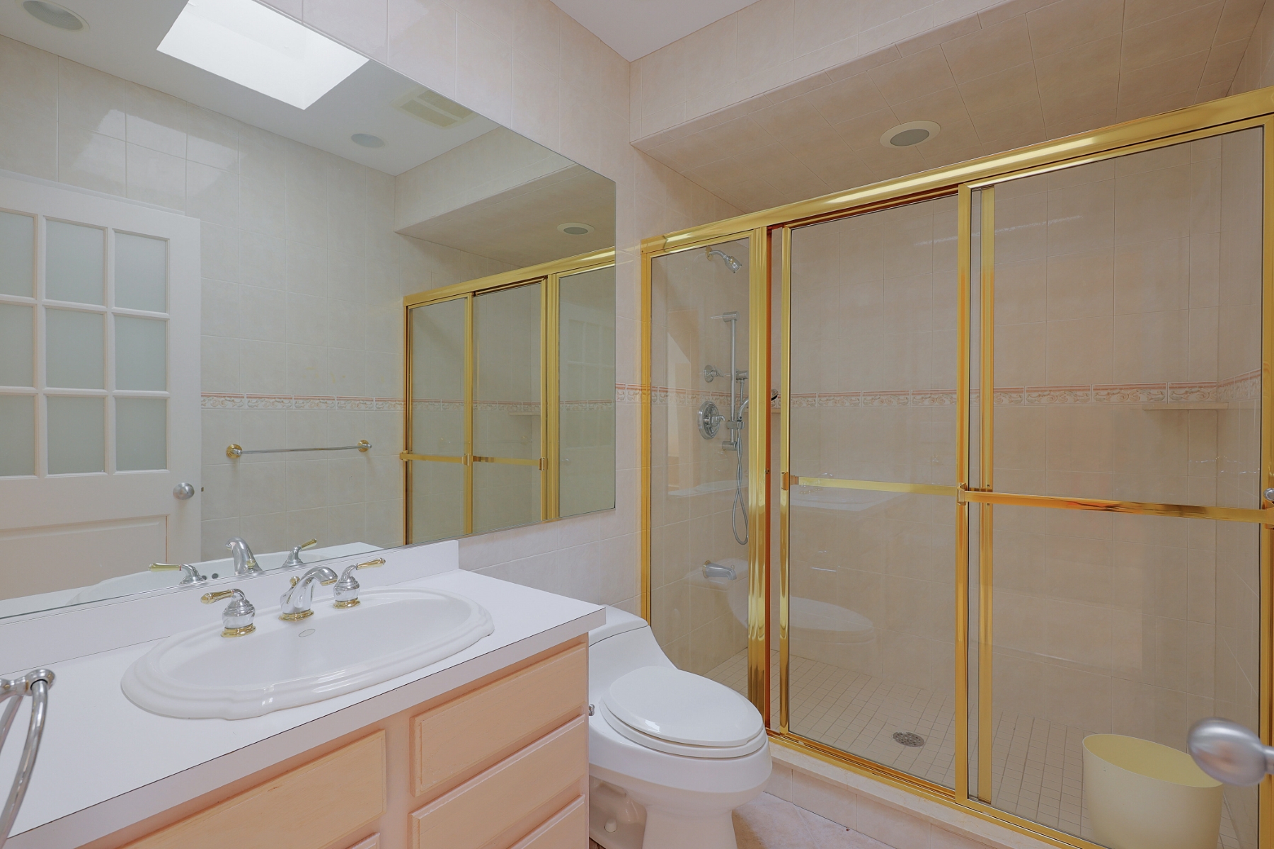  Contemporary Colonial Set in Peaceful Private Setting - 物件實景