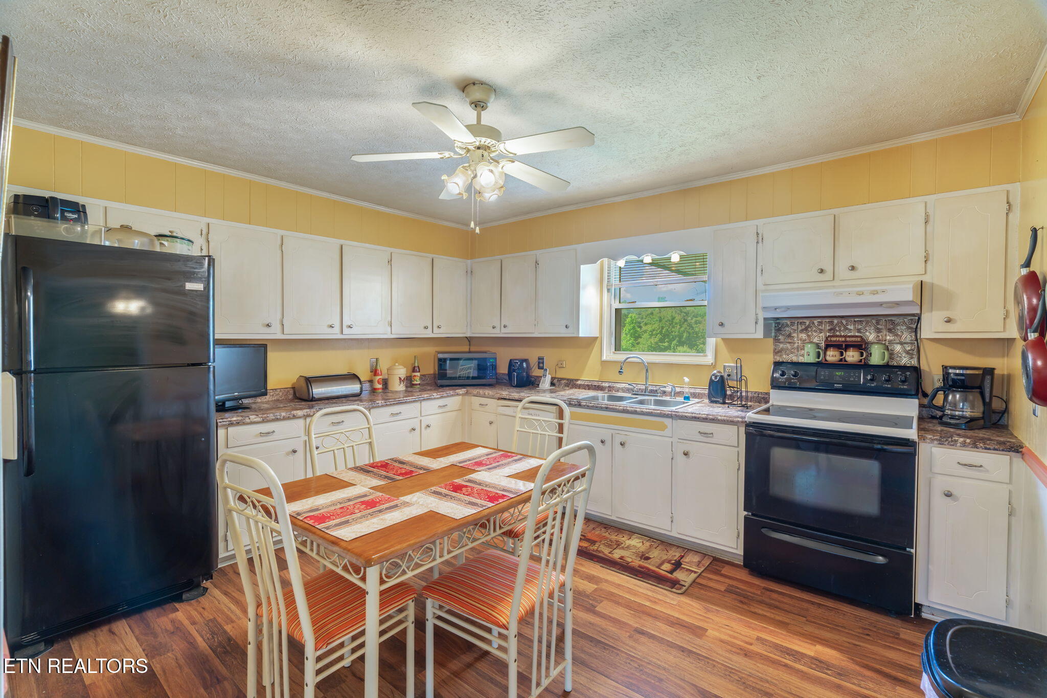 Kingston, Tennessee, 37763, United States, 3 Bedrooms Bedrooms, ,2 BathroomsBathrooms,Residential,For Sale,1891153