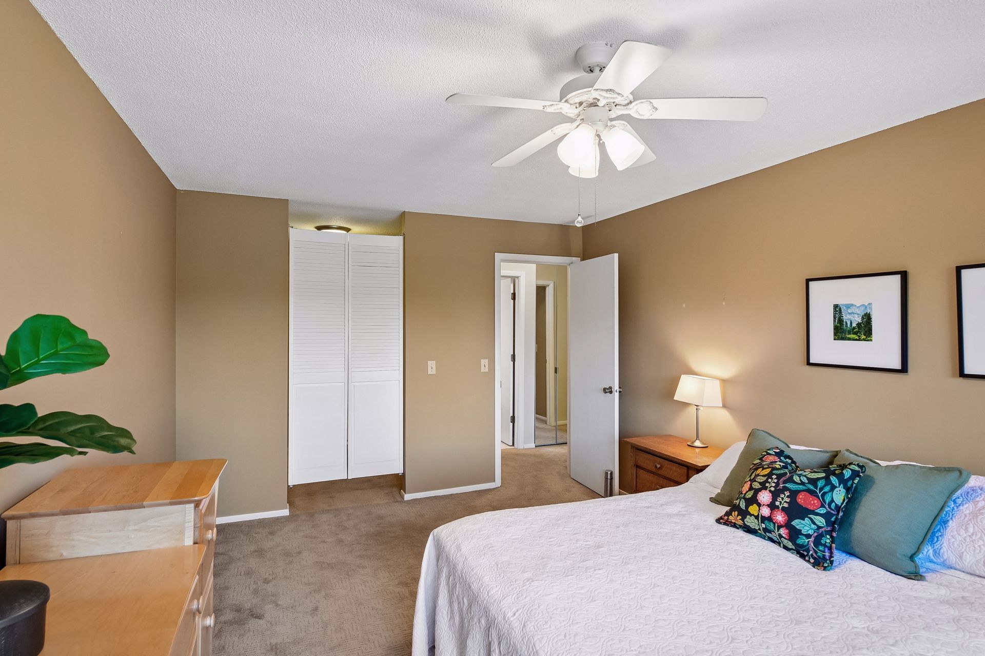  Second-Floor Wayzata Villas Condo with Beautiful Pond Views - 物件實景